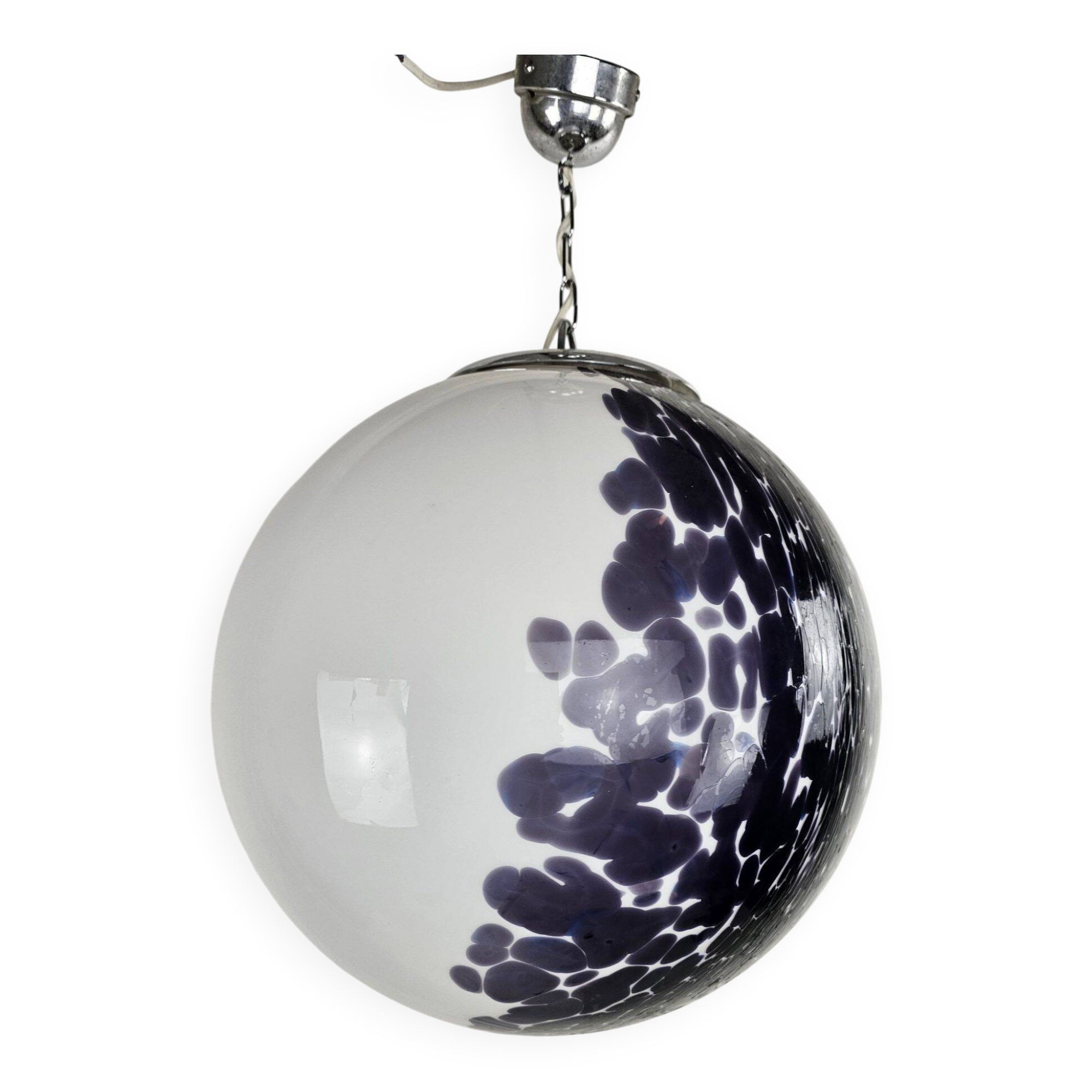 Grande lampe globe diamètre 45 cm Italie années 60 en verre blanc et violet.