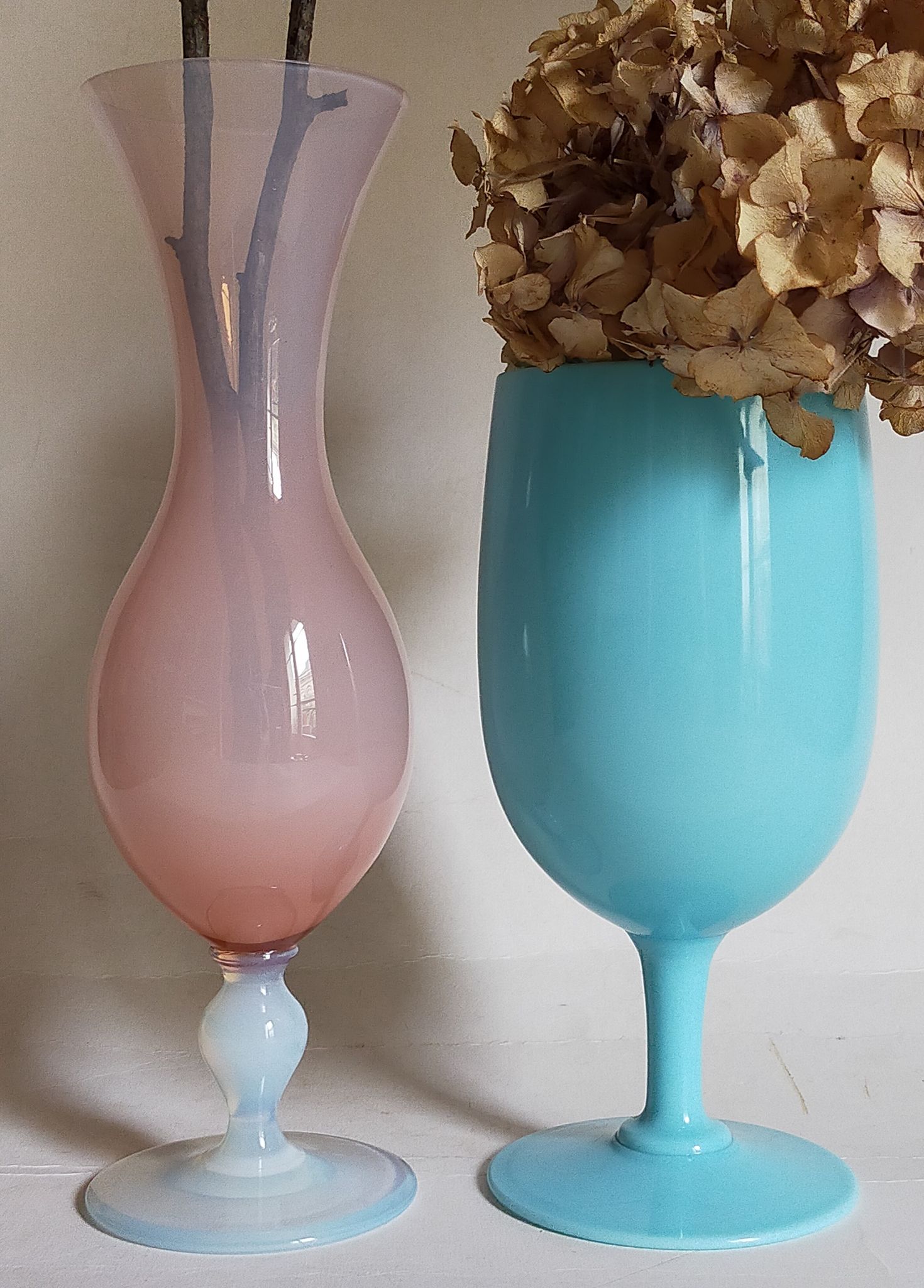 Vase à pied en opaline bleue vintage