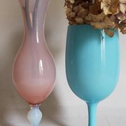 Vase à pied en opaline bleue vintage