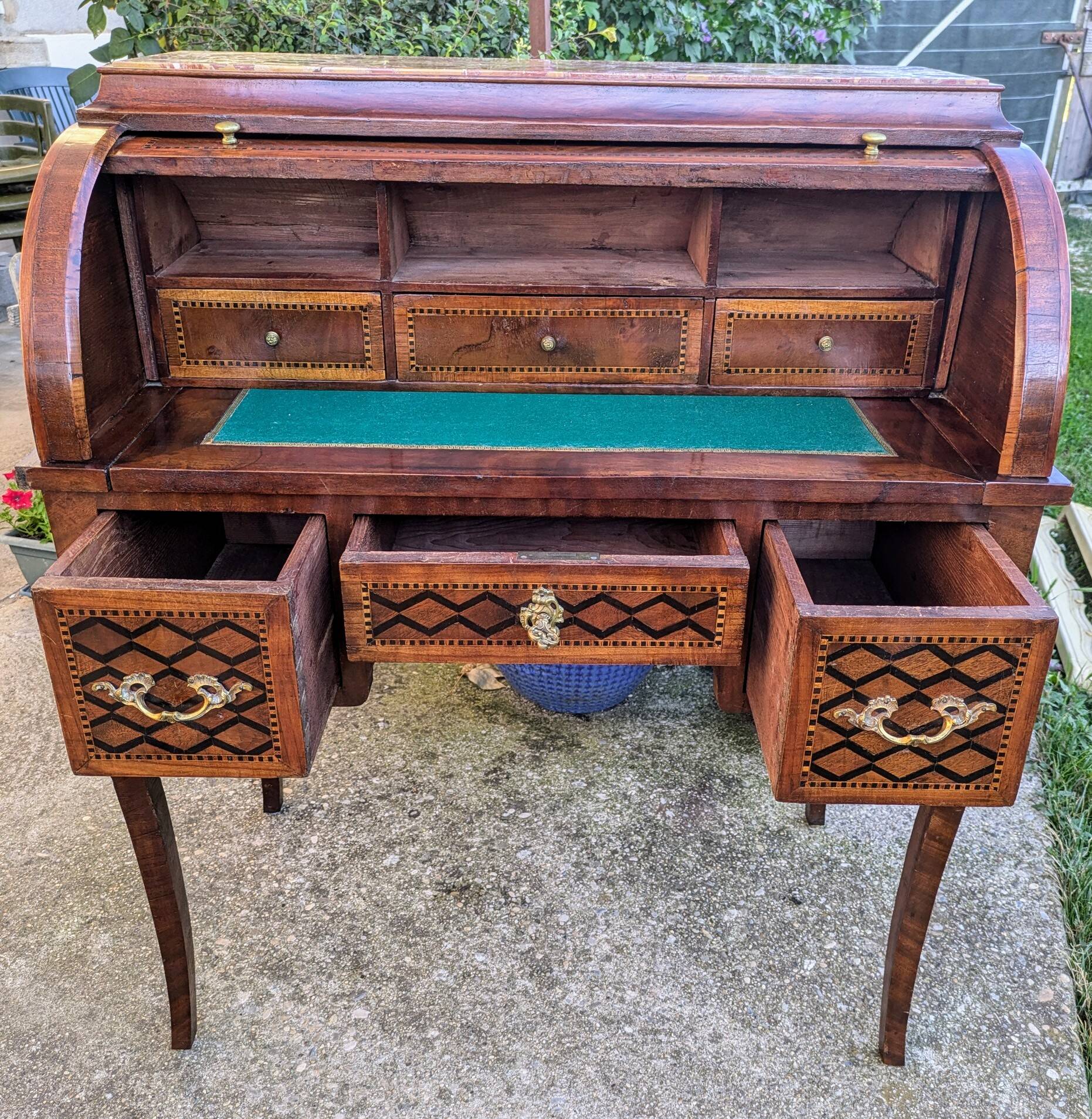 Cylinder desk and marquetry from the end of the 19th century