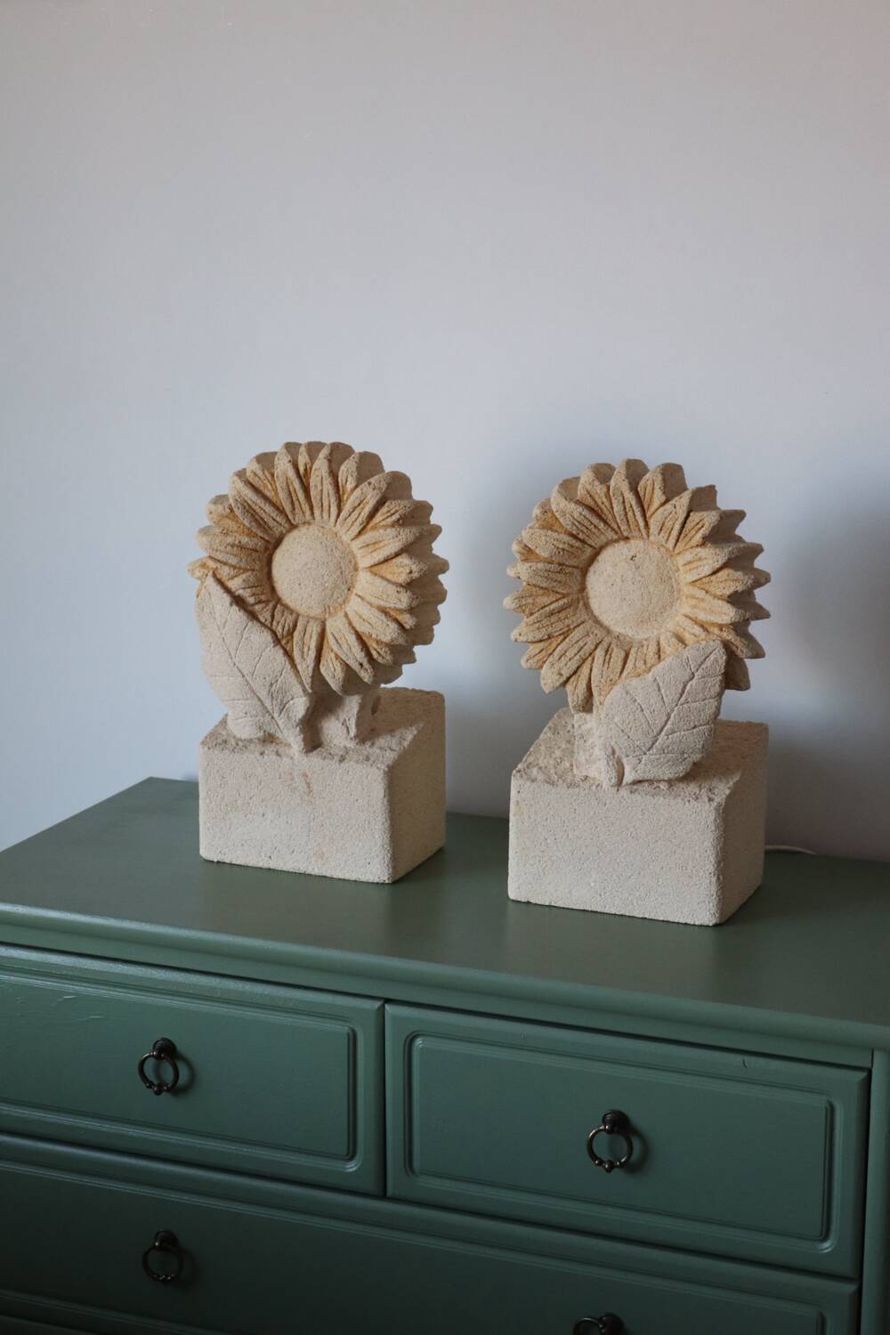 Pair of "Sunflower" lamps in carved stone – 1970s/80s