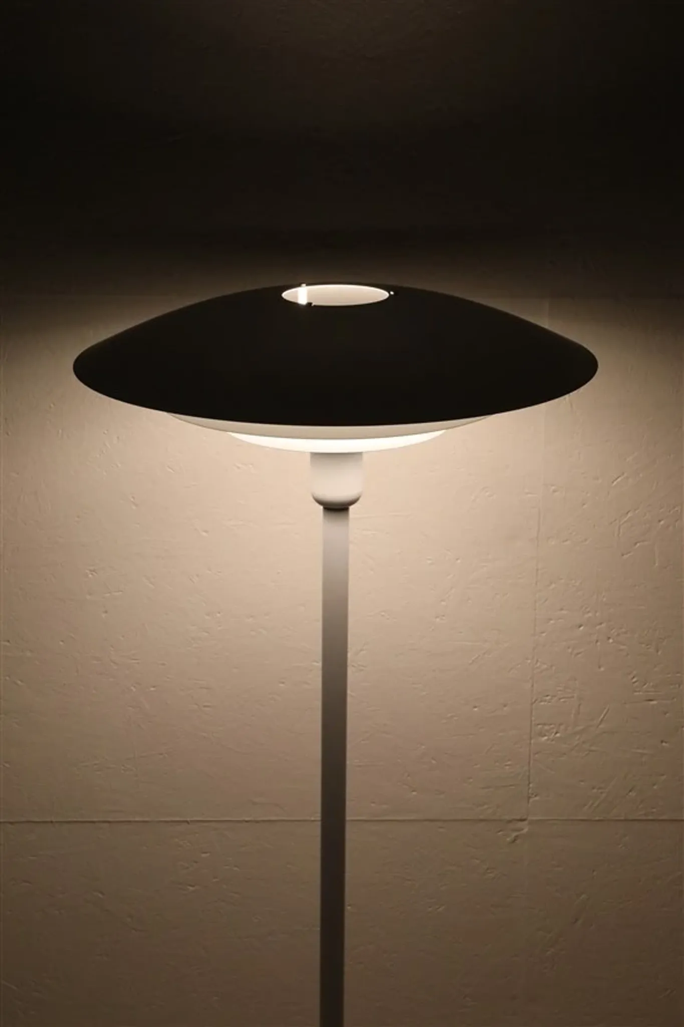 Multilayer floor lamp / white / Danish modern design / 1980s / Form-Light
