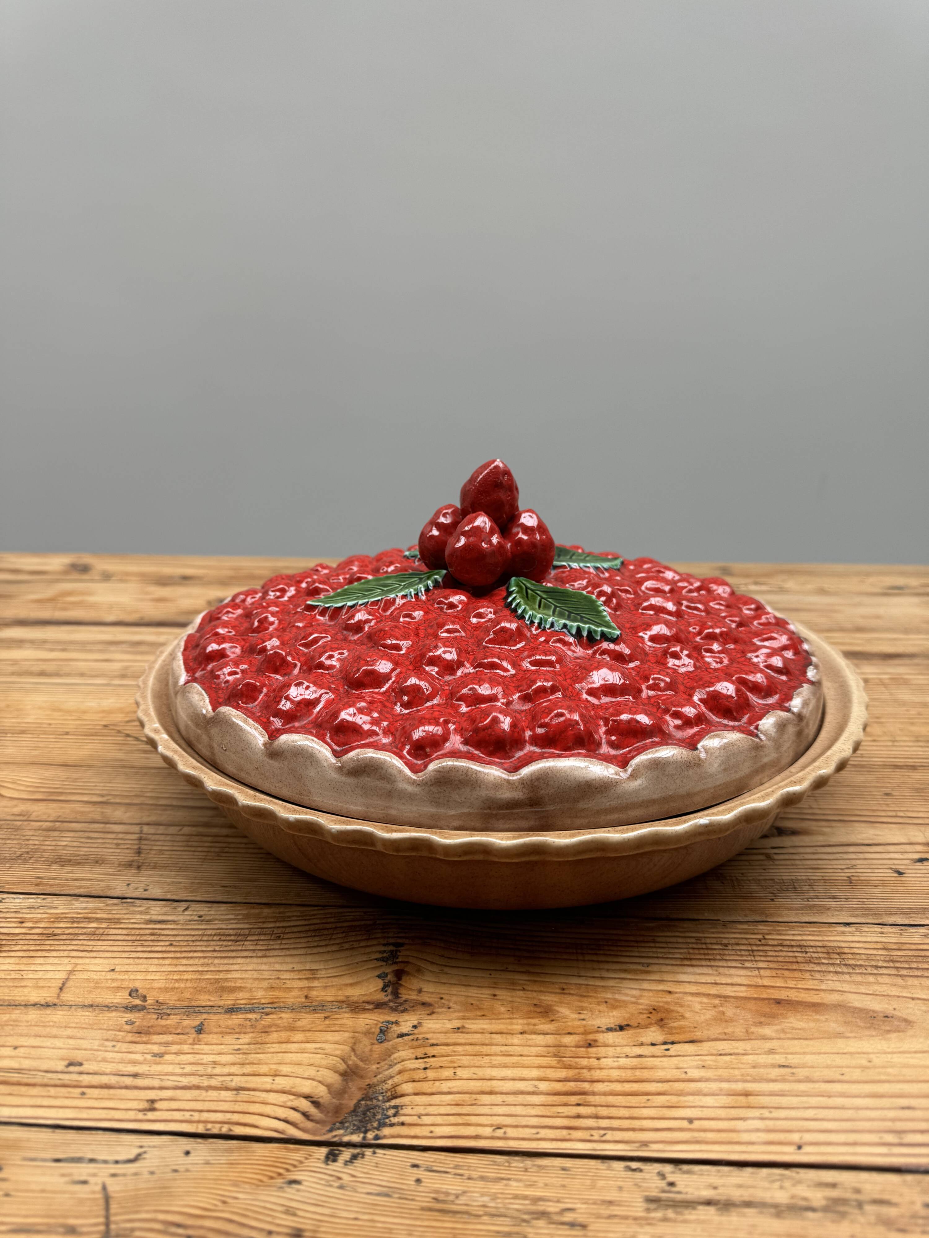 A trompe l’oeil strawberry pie dish
