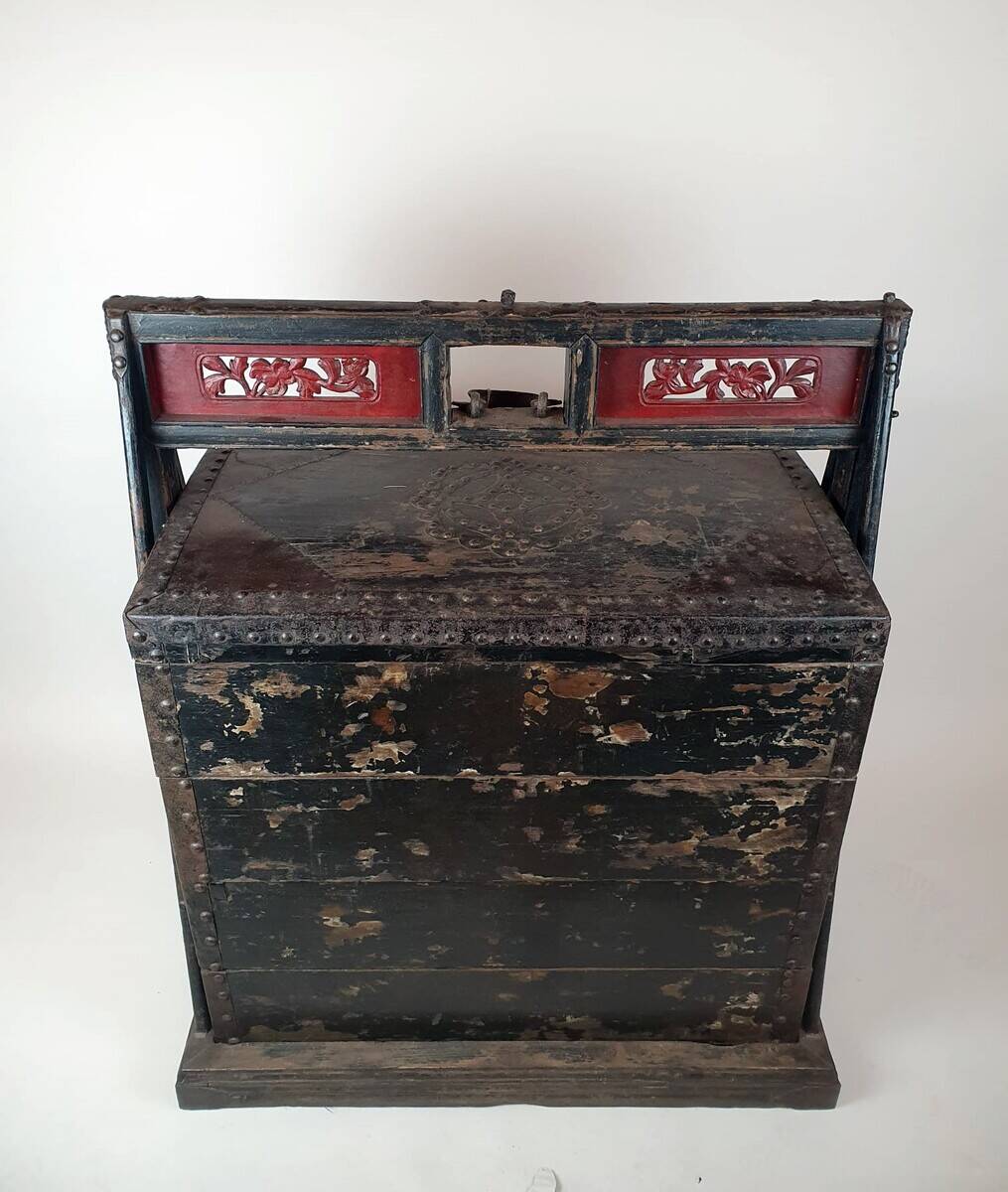 Large lacquered wooden wedding chest - China - 19th century