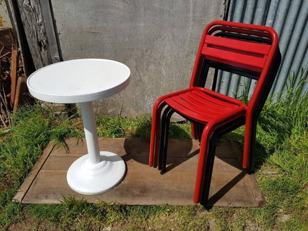 4 chaises tolix T2 en métal rouge et noir et table bistrot blanche vintage