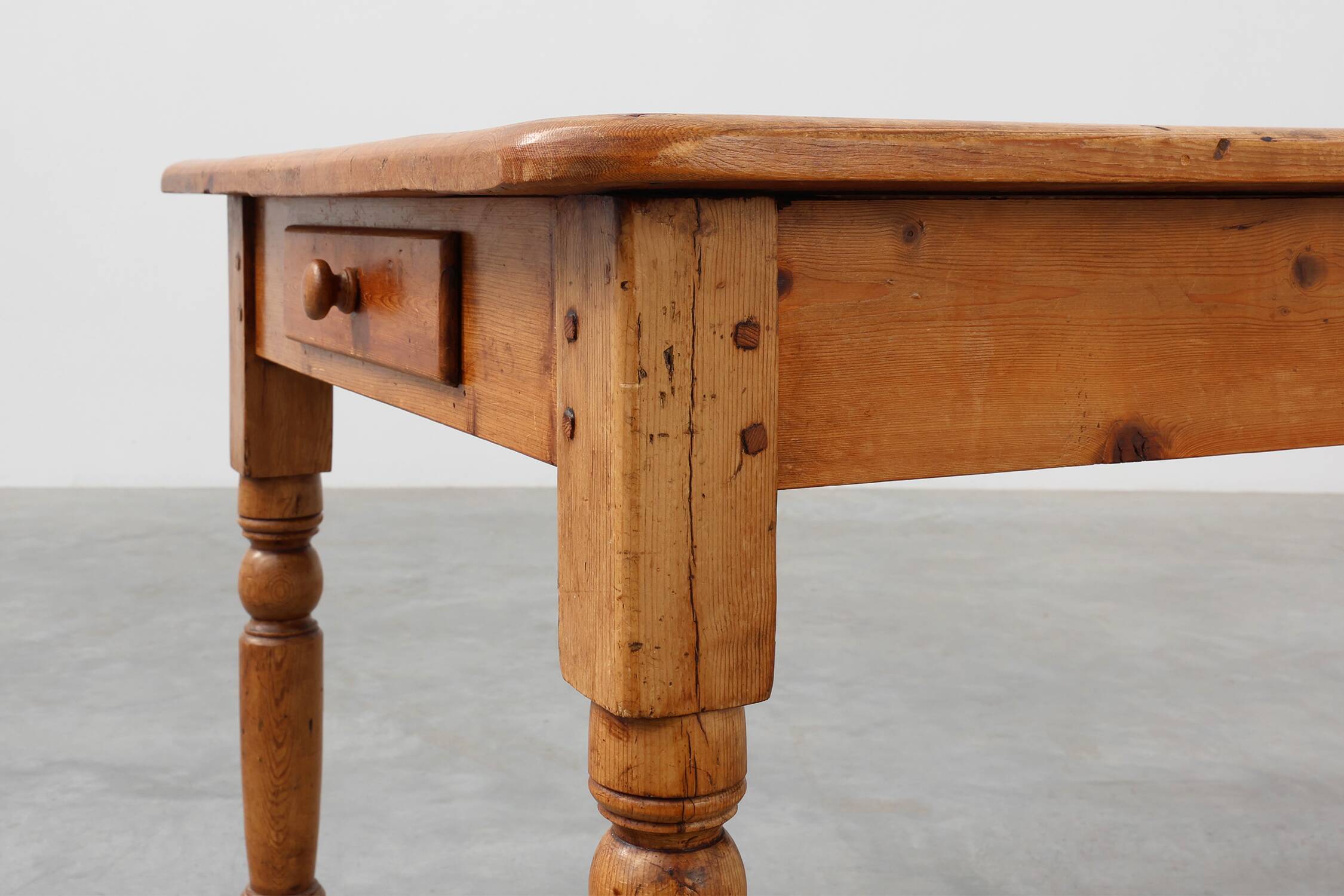 Table de ferme en pin ancien, France, fin du 19e siècle