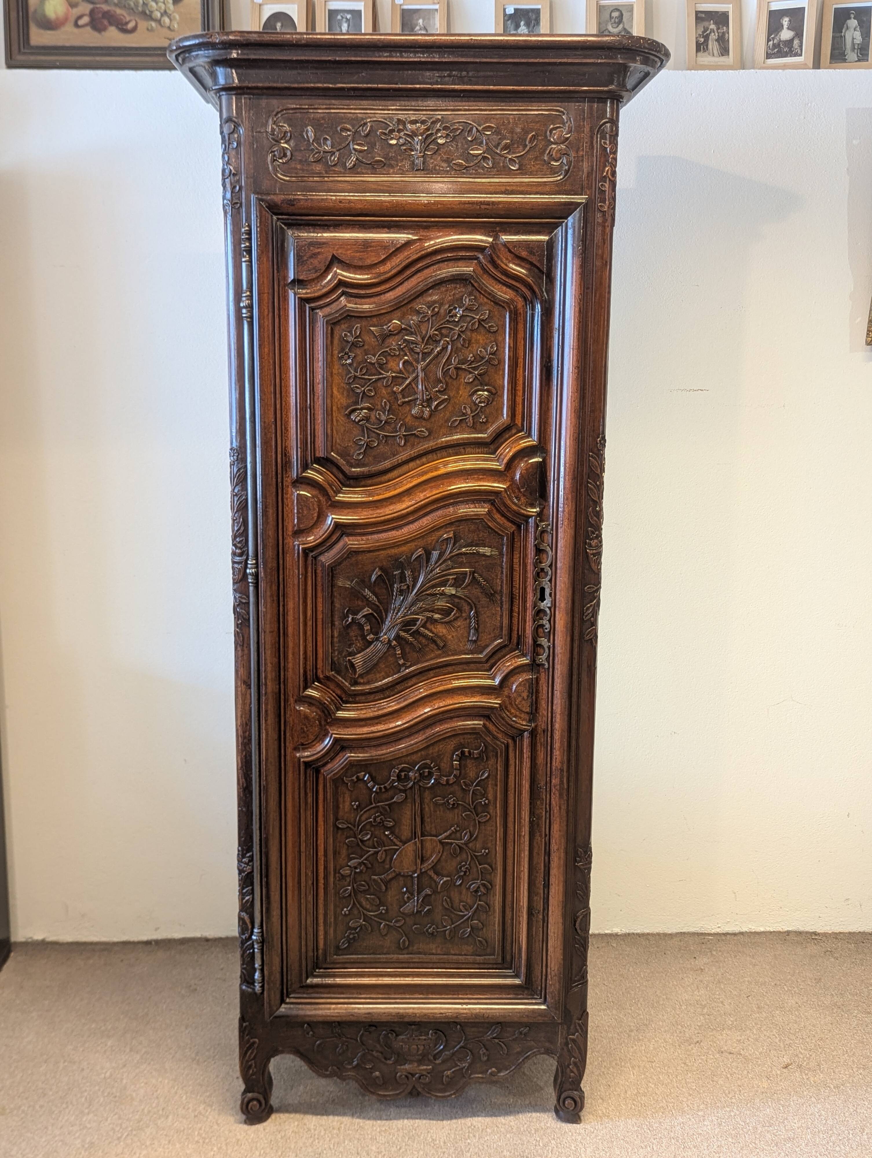Antique Louis XV bonnetière in carved walnut – Late 18th century
