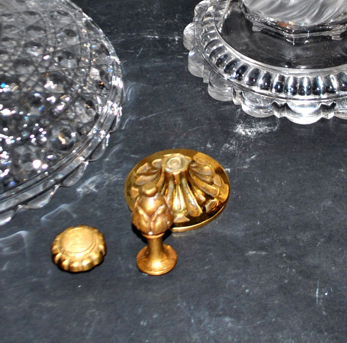 Baccarat coupe sur pied dauphin guéridon diamant pierreries en cristal signé