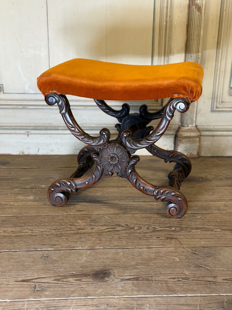 Tabouret en X, bois sculpté, XIXème siècle
