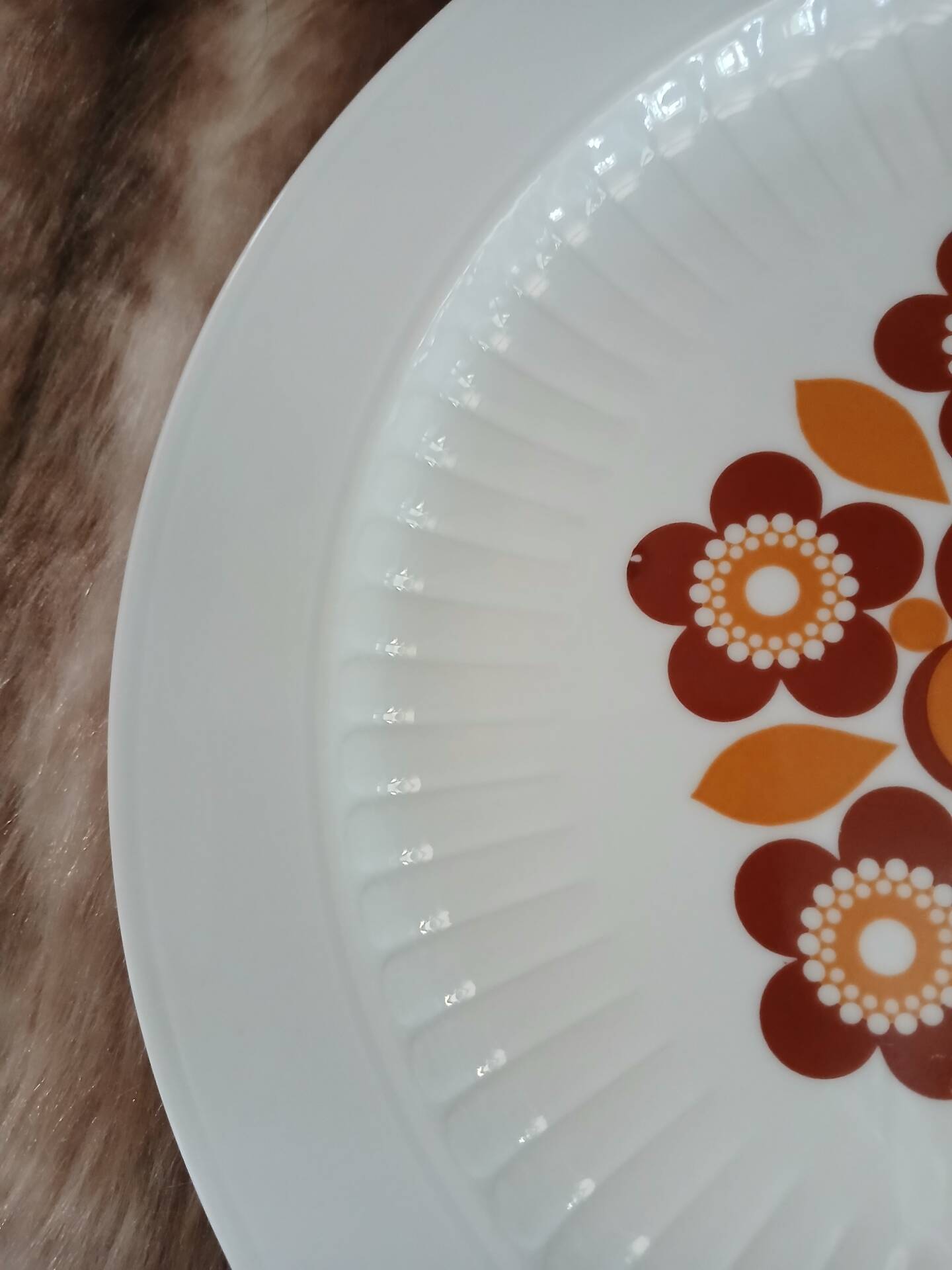 Plat ancien aux motifs années 70