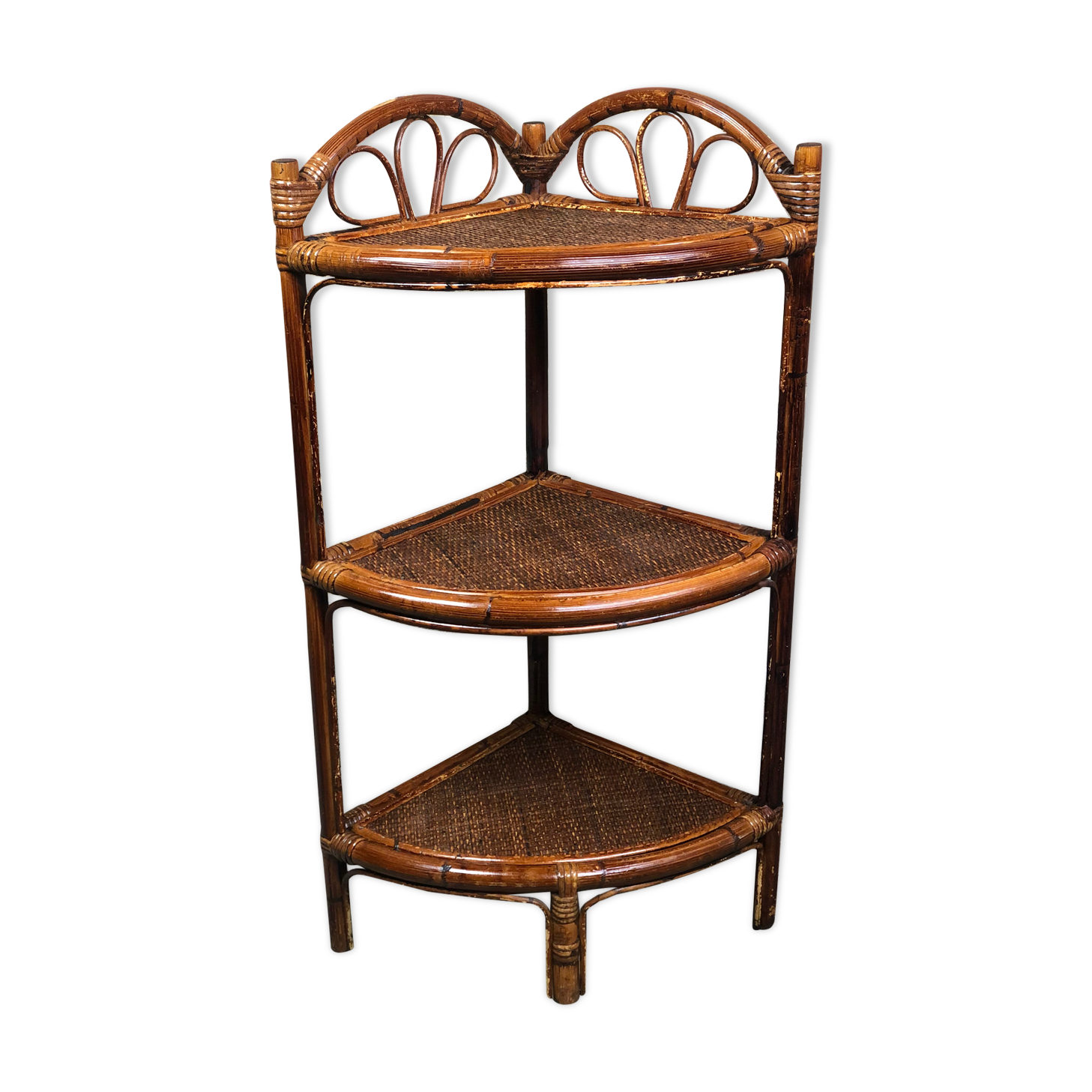 Corner shelf in rattan 70
