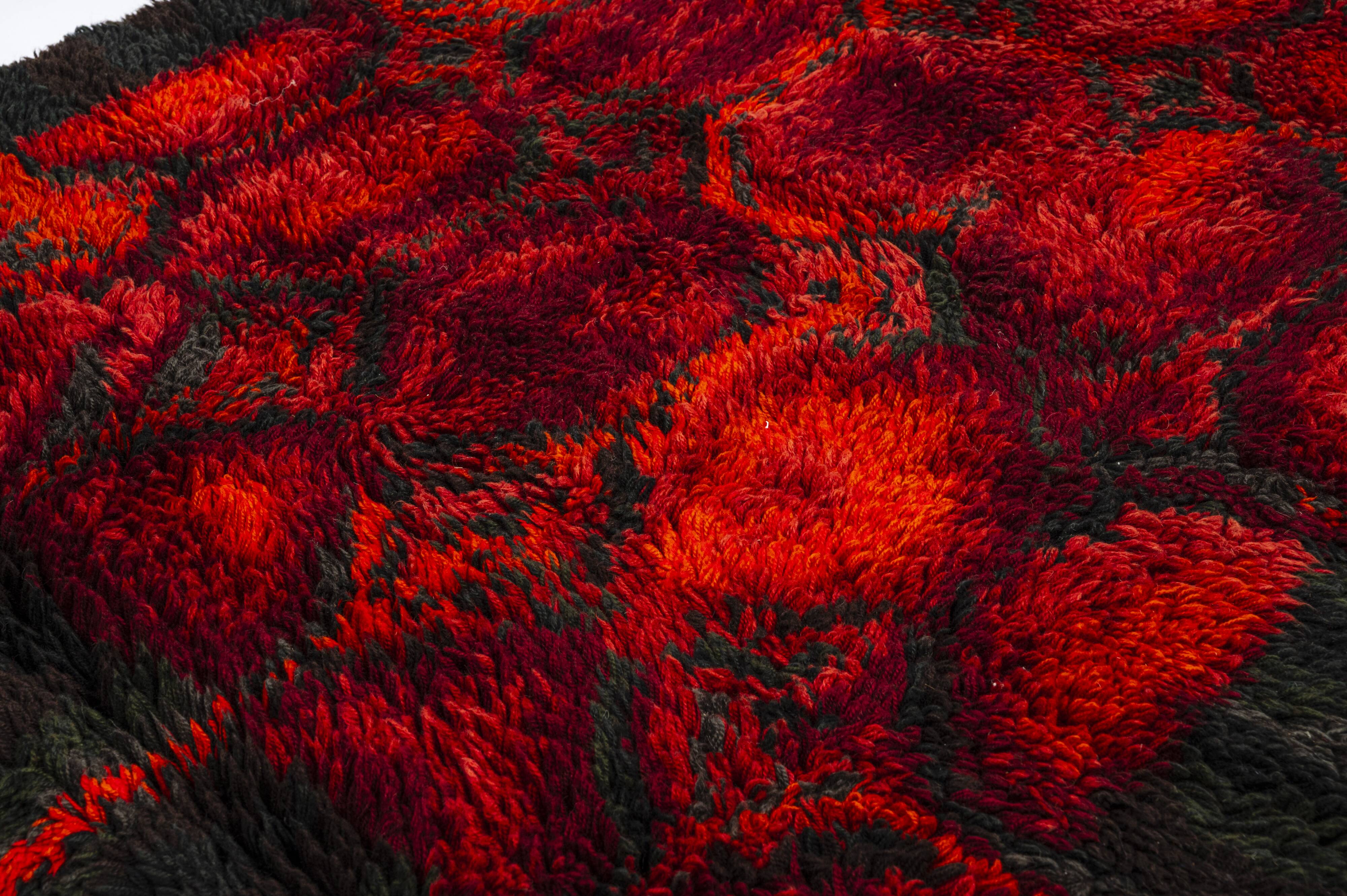 Tapis ryijy moderne scandinave du XXe siècle par Helena Koskivaara. 160X109