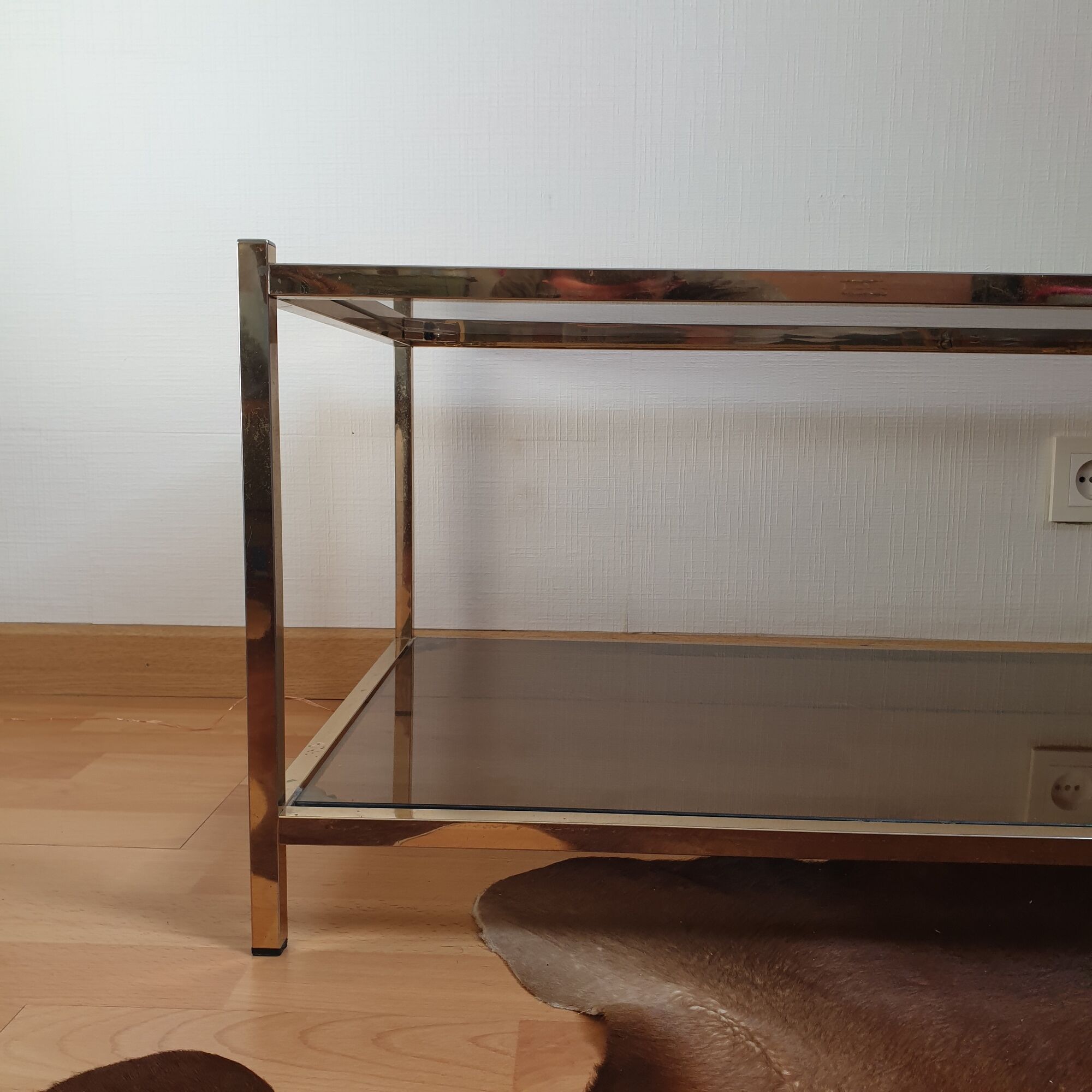 Table basse vintage dorée et verre fumé Rochebobois années 80