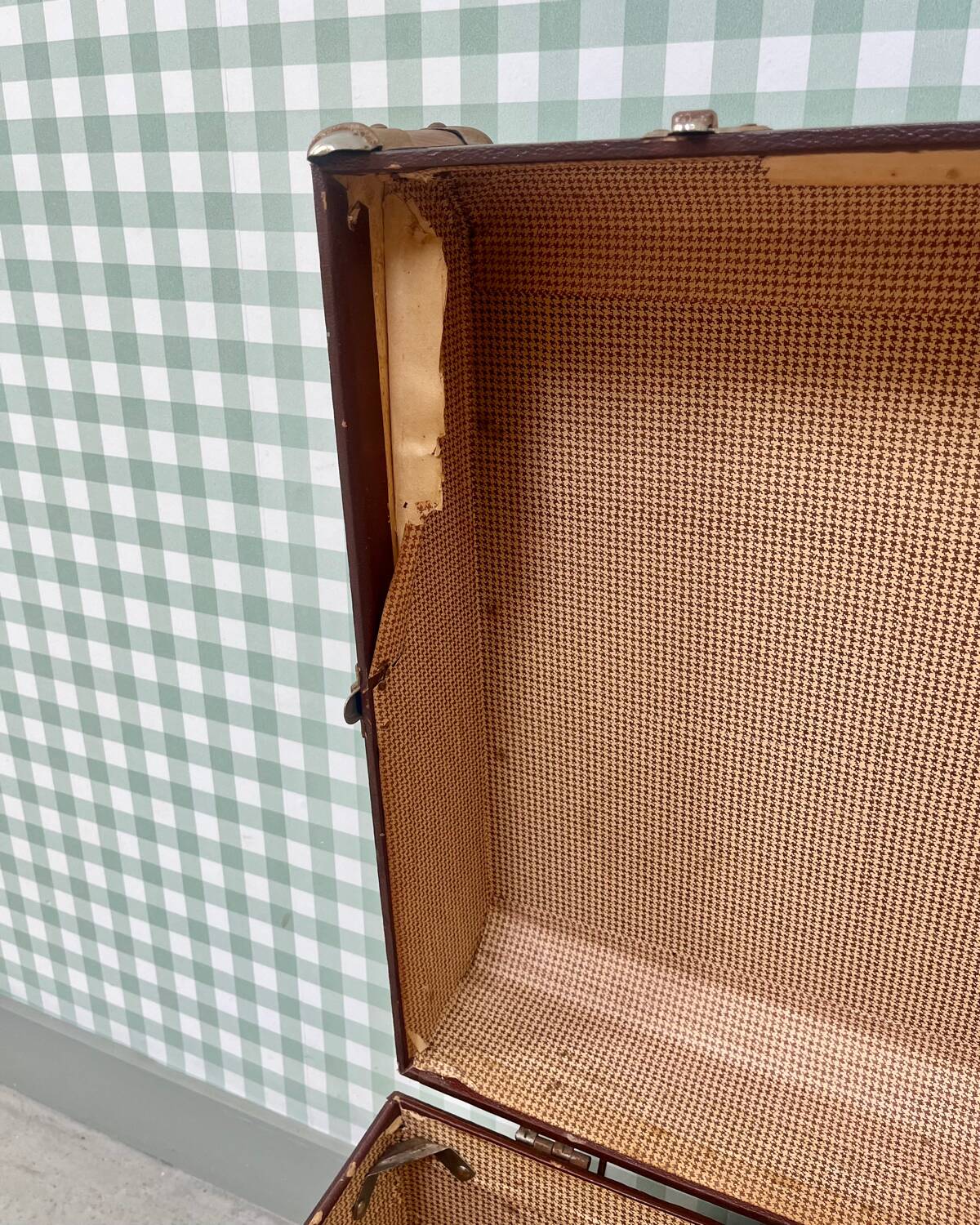 Circled travel trunk