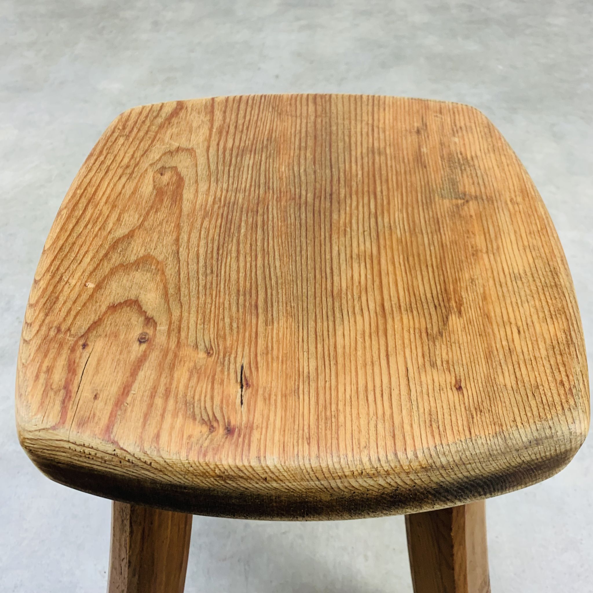 Tabouret brutaliste bois massif déco chalet