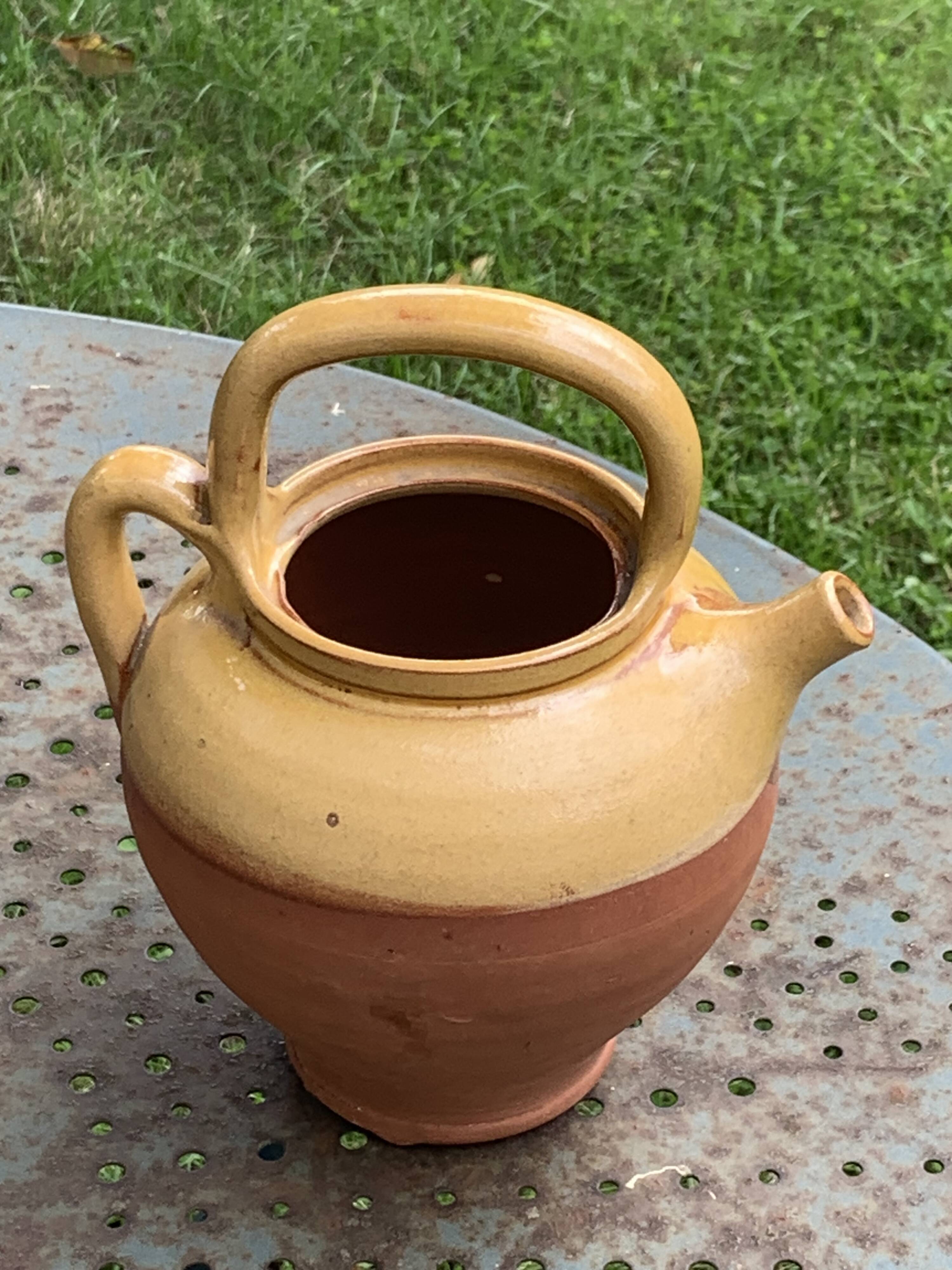 Gargoulette, cruche provençale en poterie artisanale et émaillée jaune
