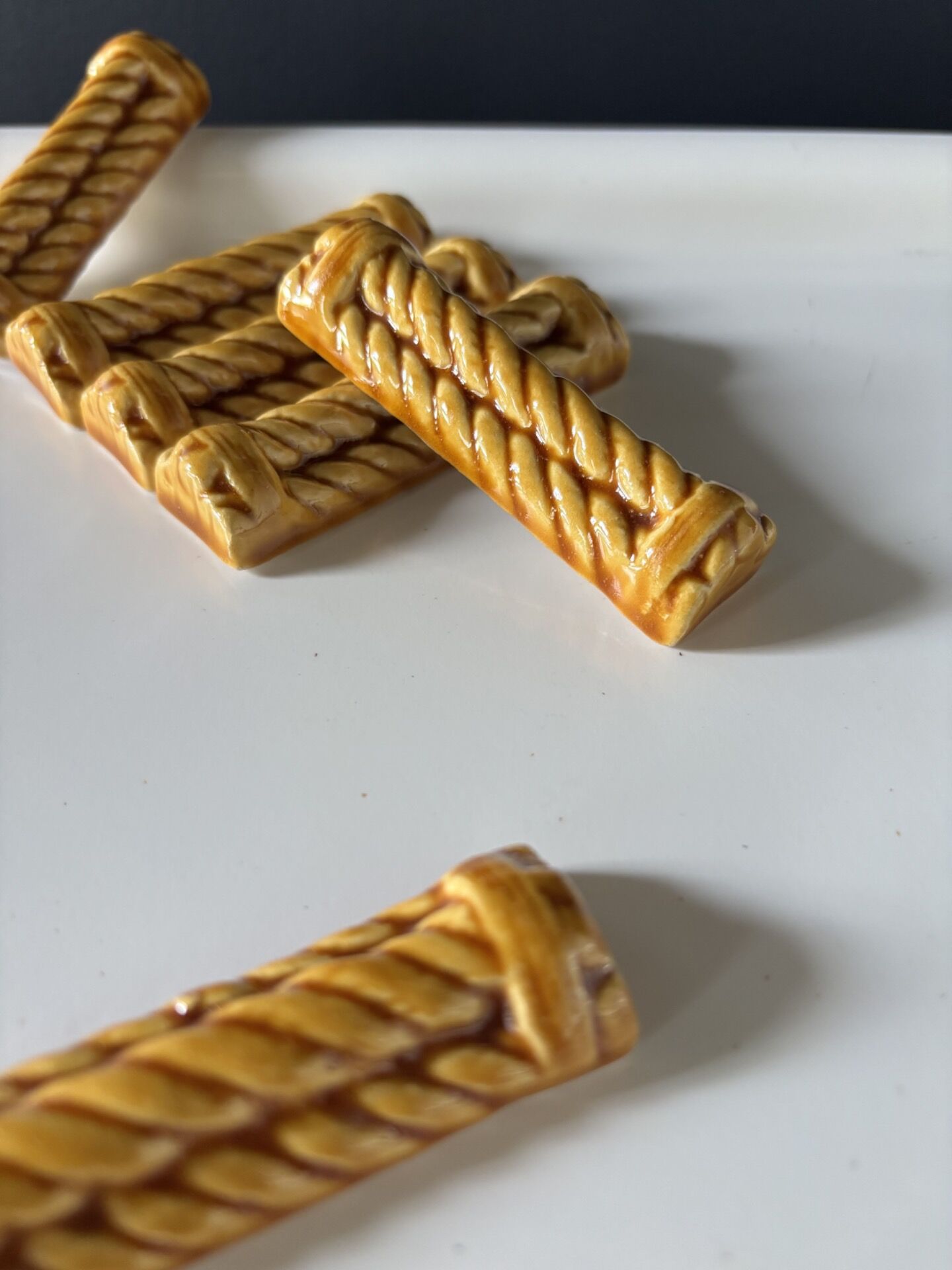 Woven ceramic knife holder