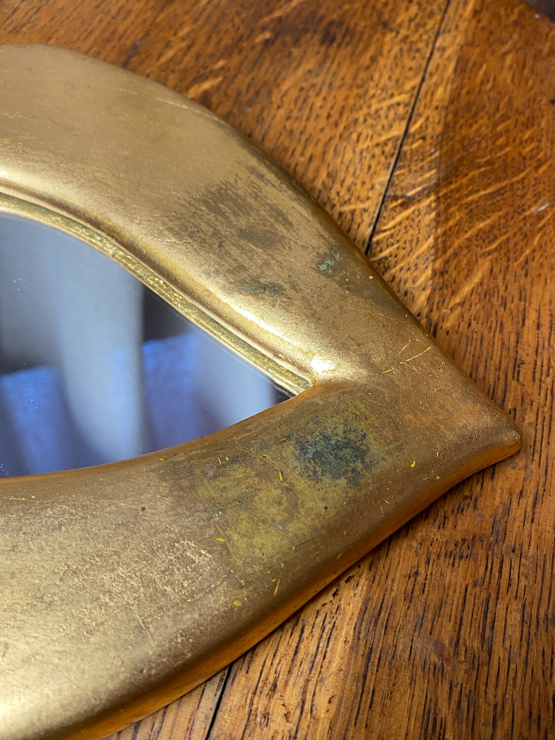 “Lips” mirror in plaster gilded with gold leaf