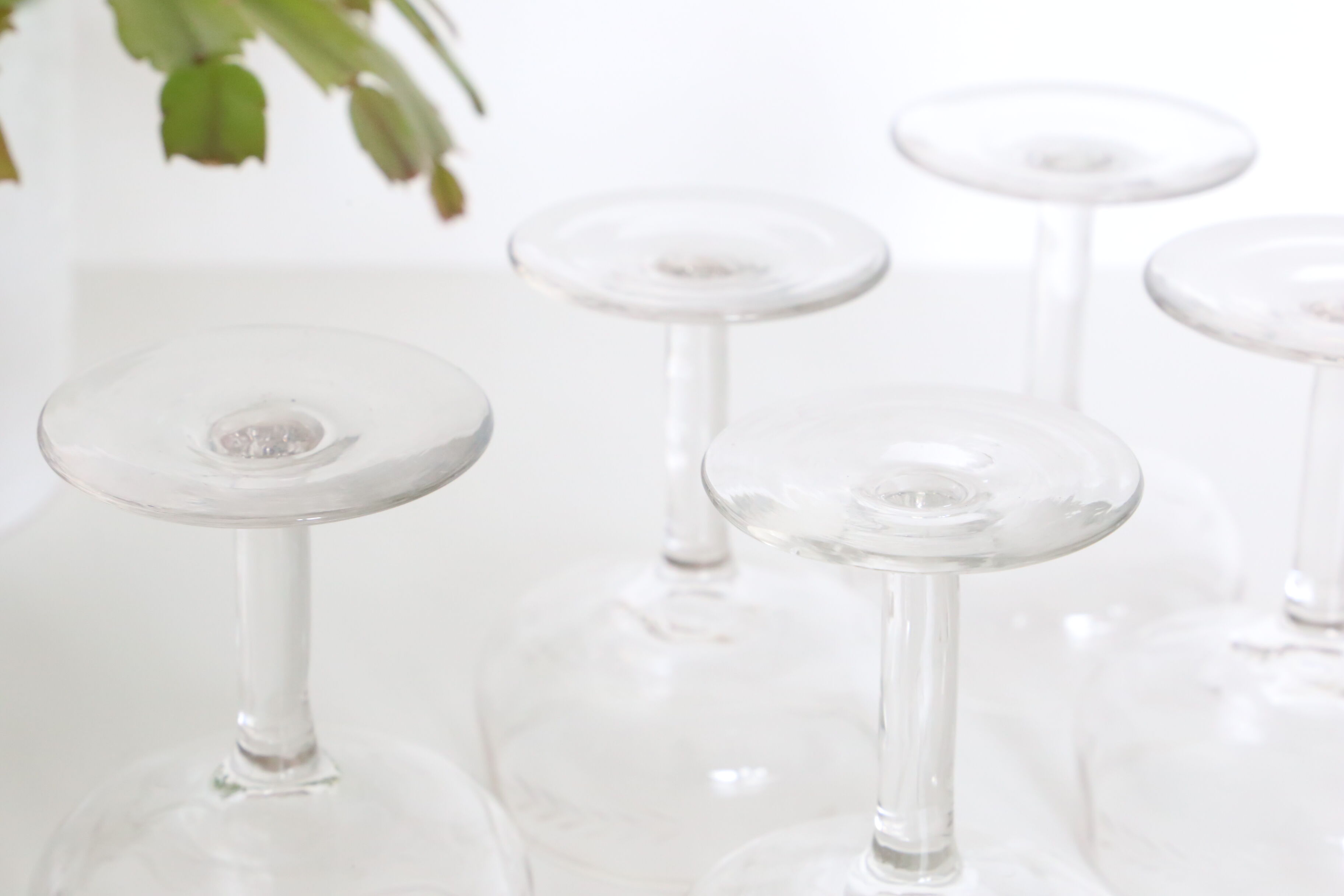 Set of 5 chiseled glass champagne cups