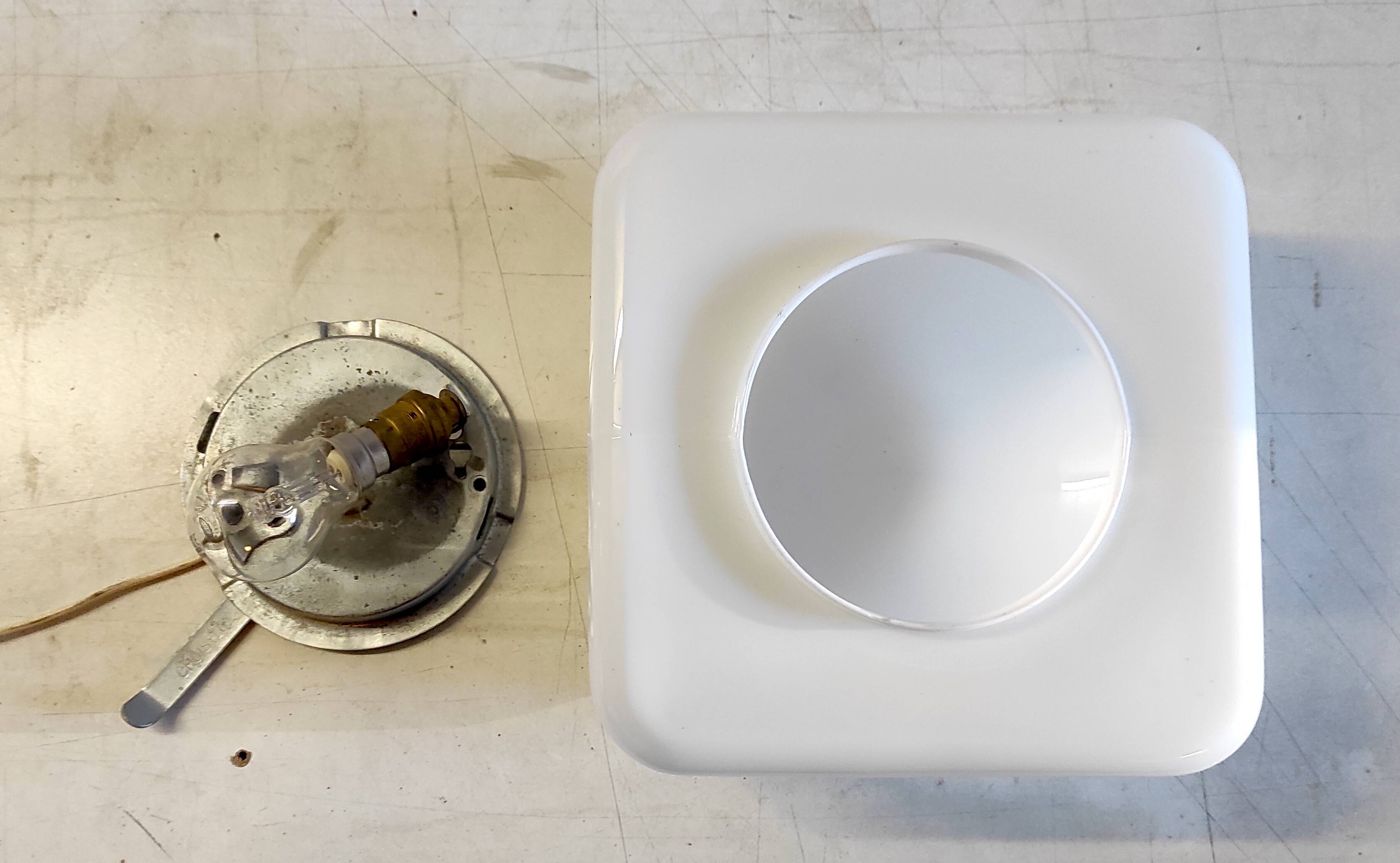 Plafonnier ou applique globe opaline carré 25 cm - mid. XXème