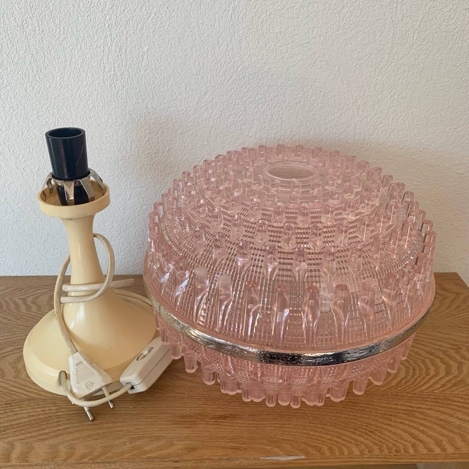 ▪️50s Pop and Modern Plastic Lamp Pink Globe and Cream Base Brand ME