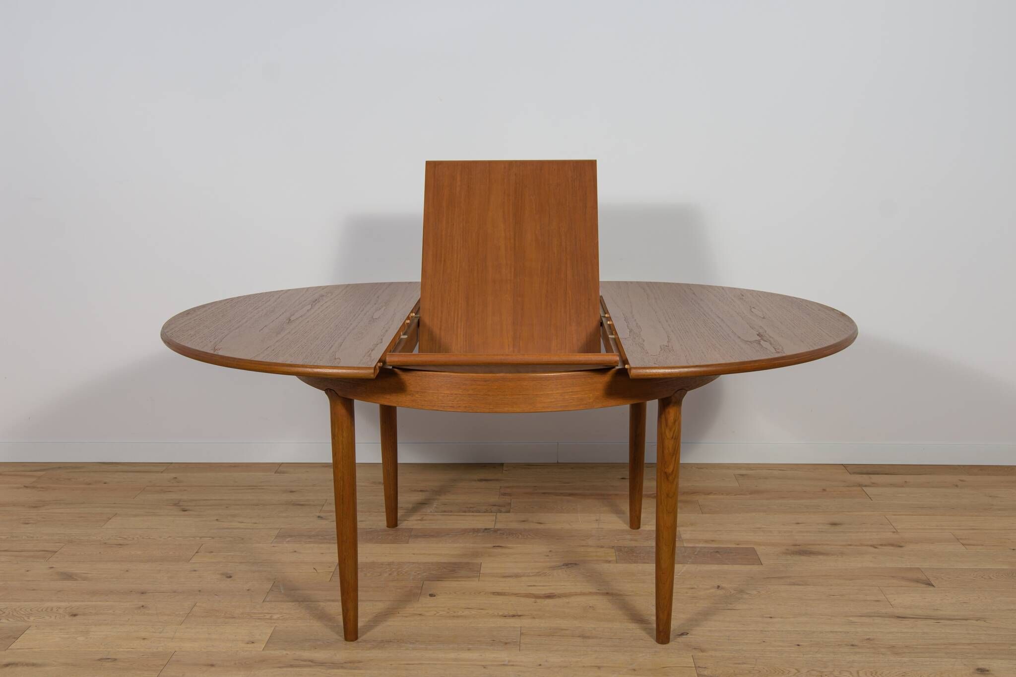 Mid-Century Round Teak Extendable Dining Table, United Knigdom, 1960s