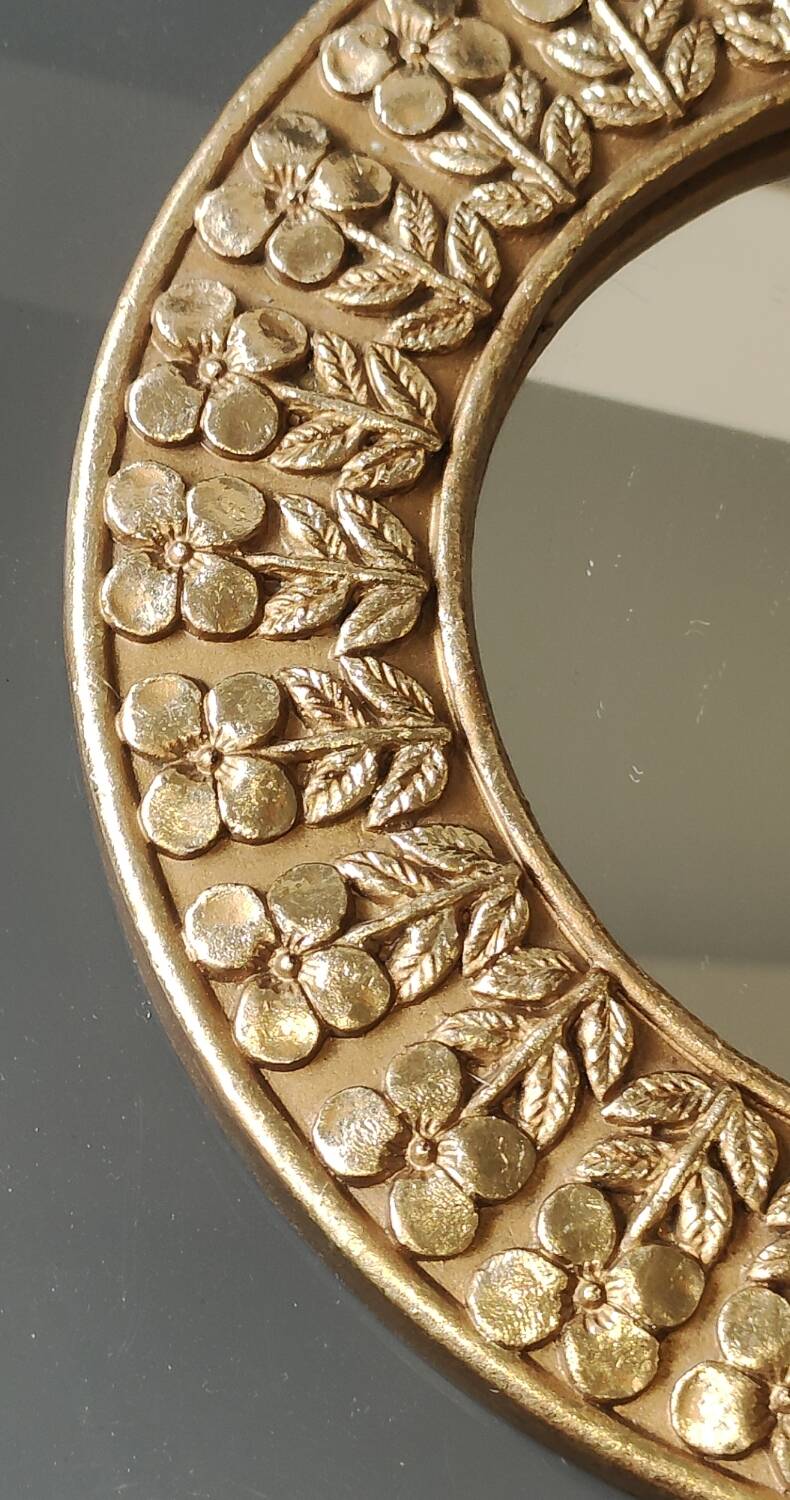 Shabby Chic round mirror. Putti/Cherub decor. Floral motifs. Dimensions: 20 x 20 cm.