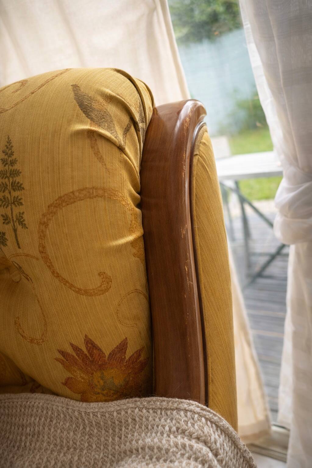 Canapé convertible 2 places en bois et tissu floral jaune, années 1970