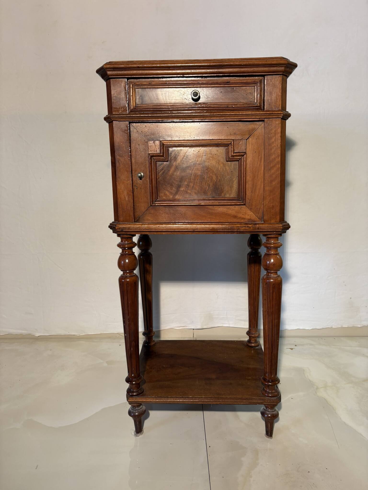 Antique bedside table in solid wood, turned base
