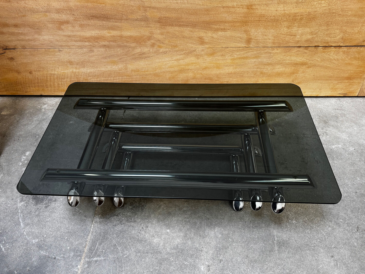 Table basse en verre fumé tubes métal chromé dans le goût Willy Rizzo