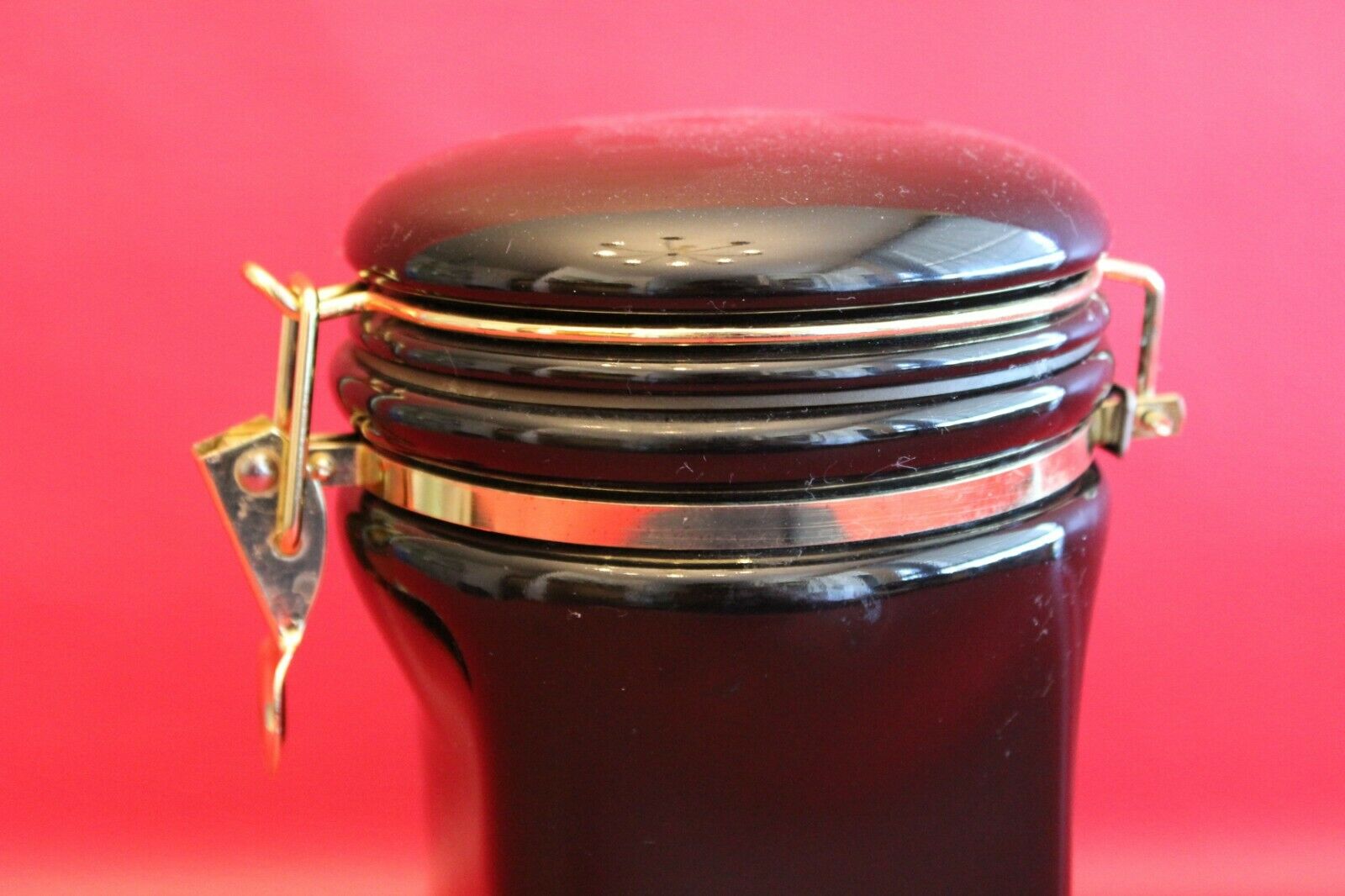 Ceramic coffee pot with black and gold waterproof closure lid