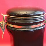 Ceramic coffee pot with black and gold waterproof closure lid