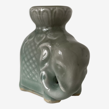 Bougeoir en porcelaine et couverte céladon en forme d’éléphant