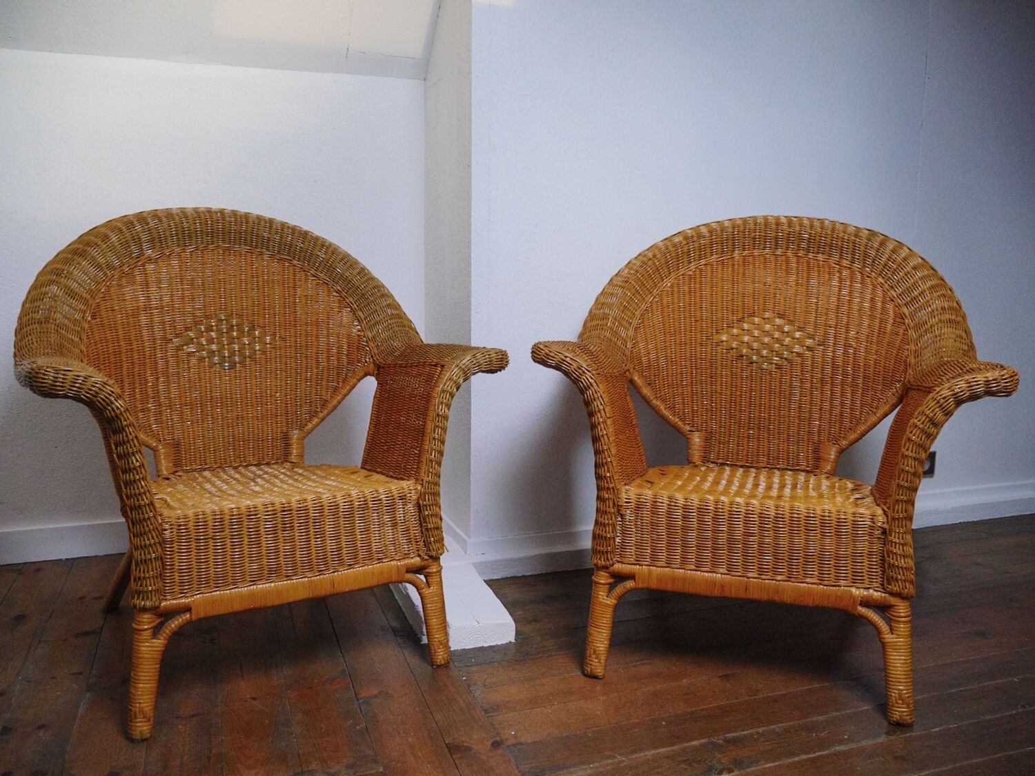 2 rattan armchairs