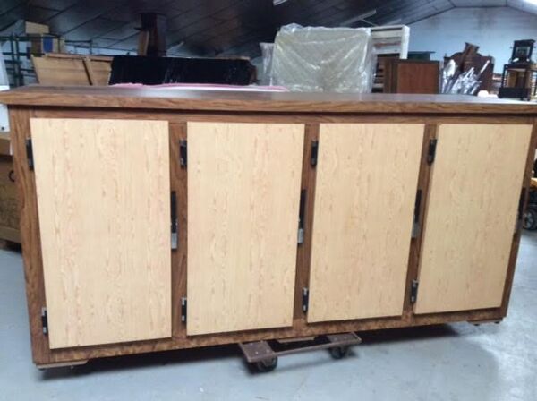 Ancien frigo derrière de bar en bois