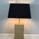 Importante lampe en pierre reconstituée et laiton