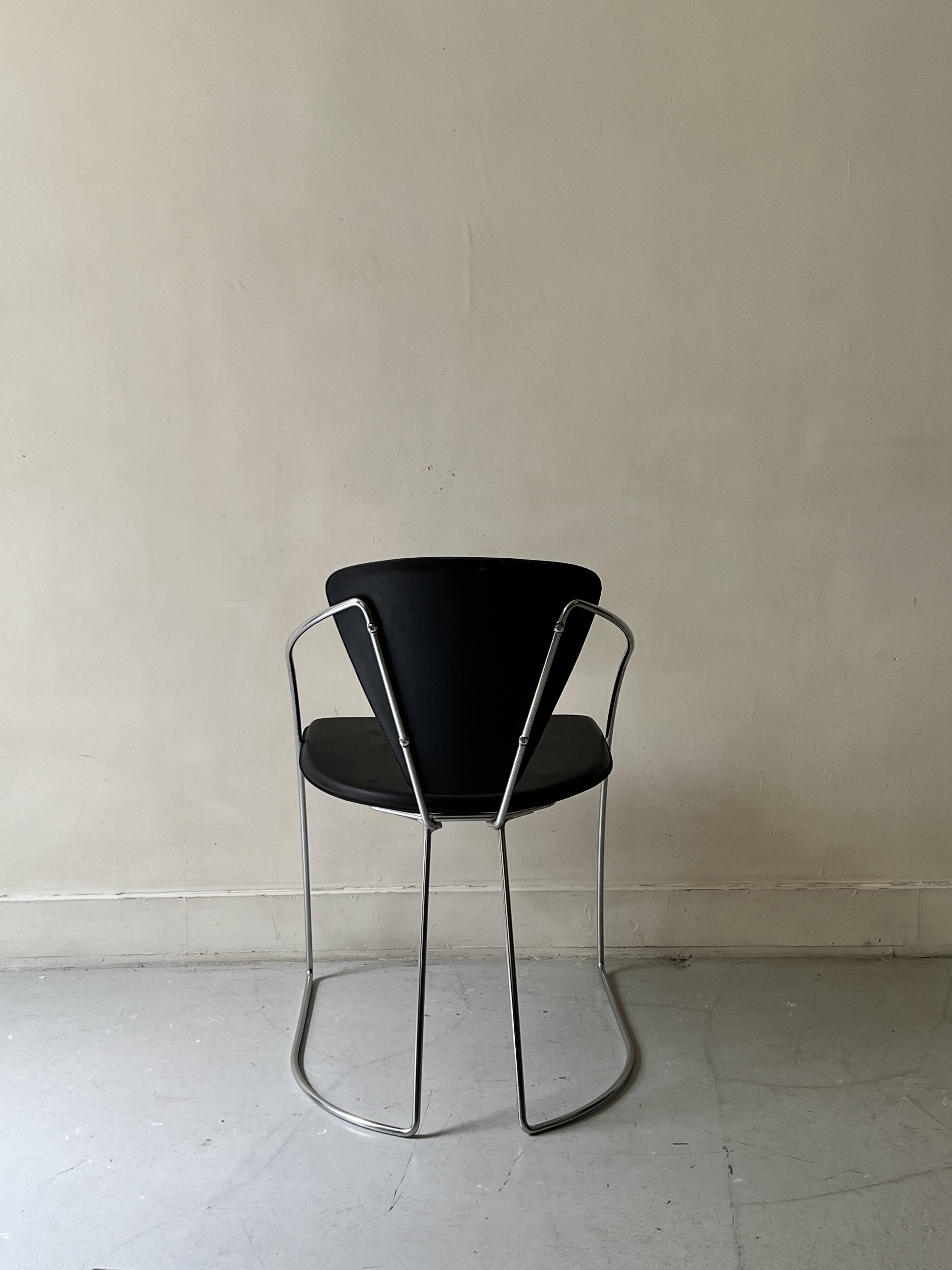 Cantilever wire chair in metal and black leather - Linda de Arrben, Italy 80