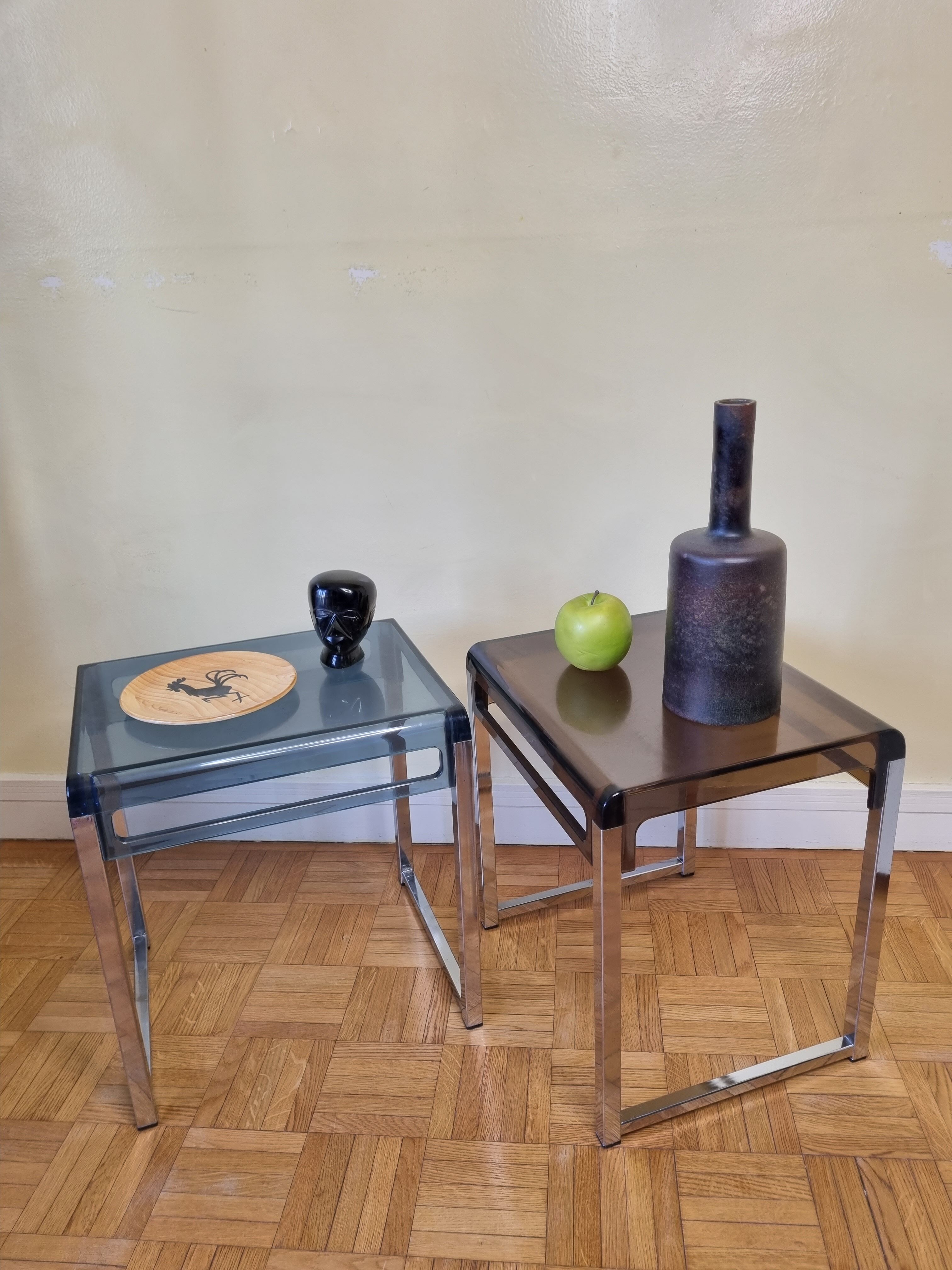 Paire de tables de chevet en plexiglas et chrome bleue et fumé, années 70