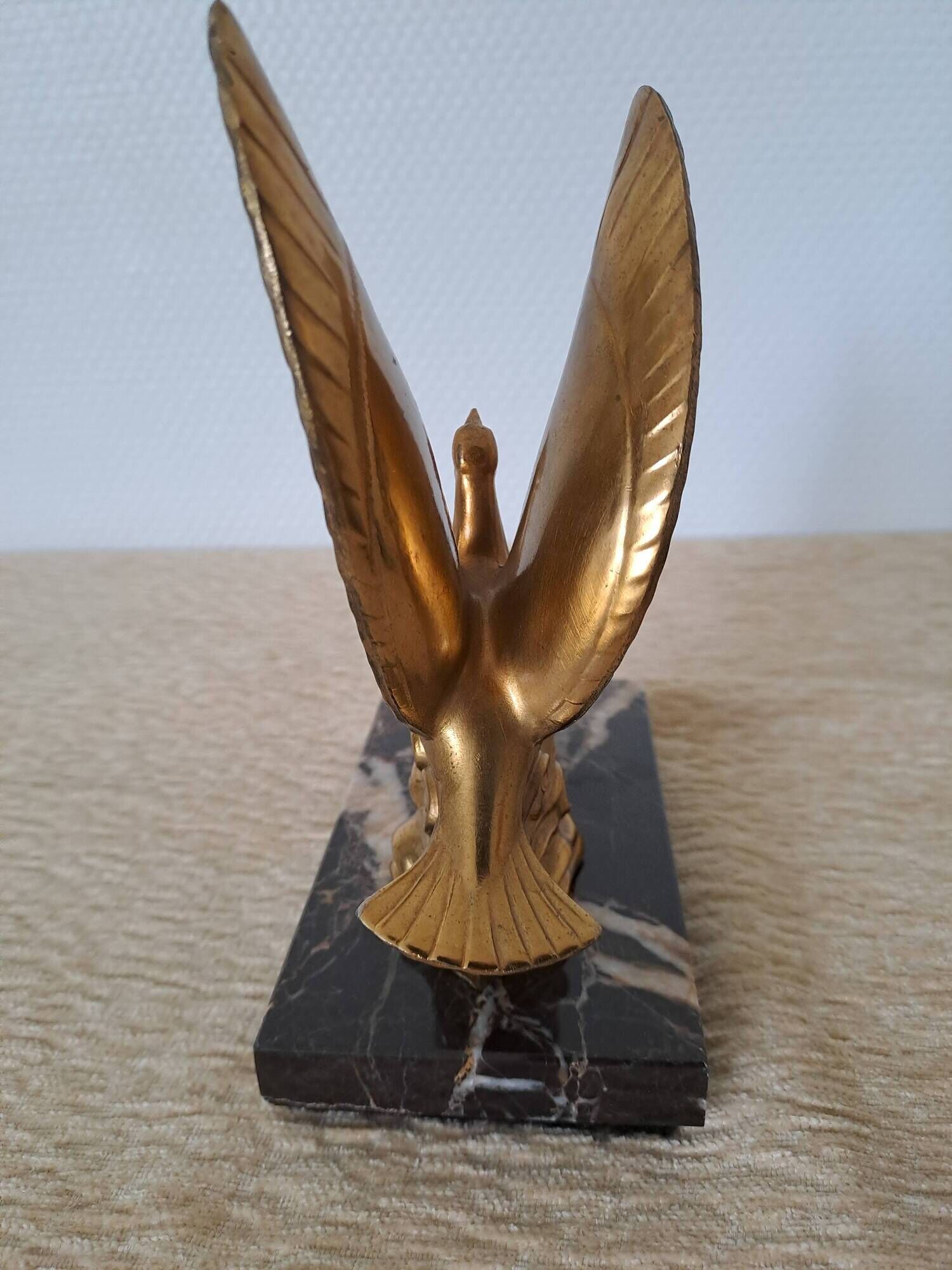Pair of golden bird bookends on veined marble – Mid-Century vintage