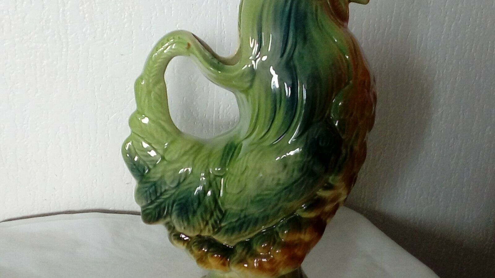Pichet en barbotine le coq faience de st clement