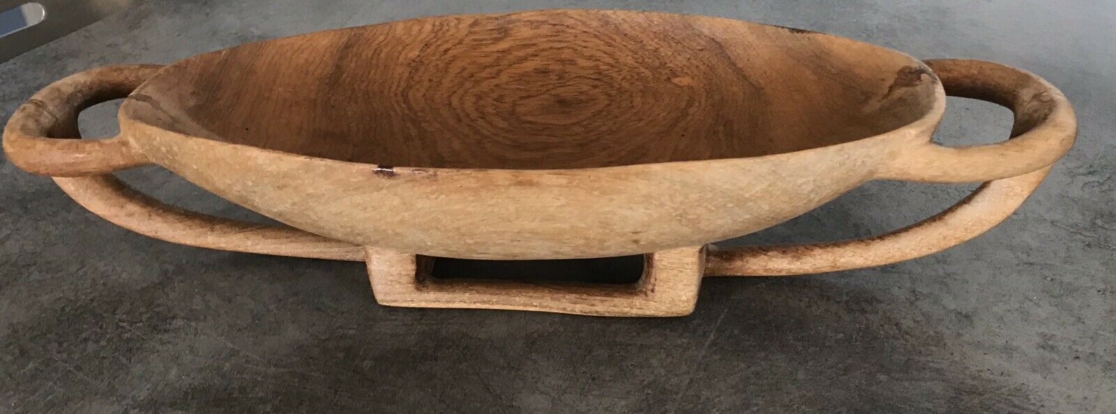 Carved wooden flat-plated - artisanal tribal art African cuisine