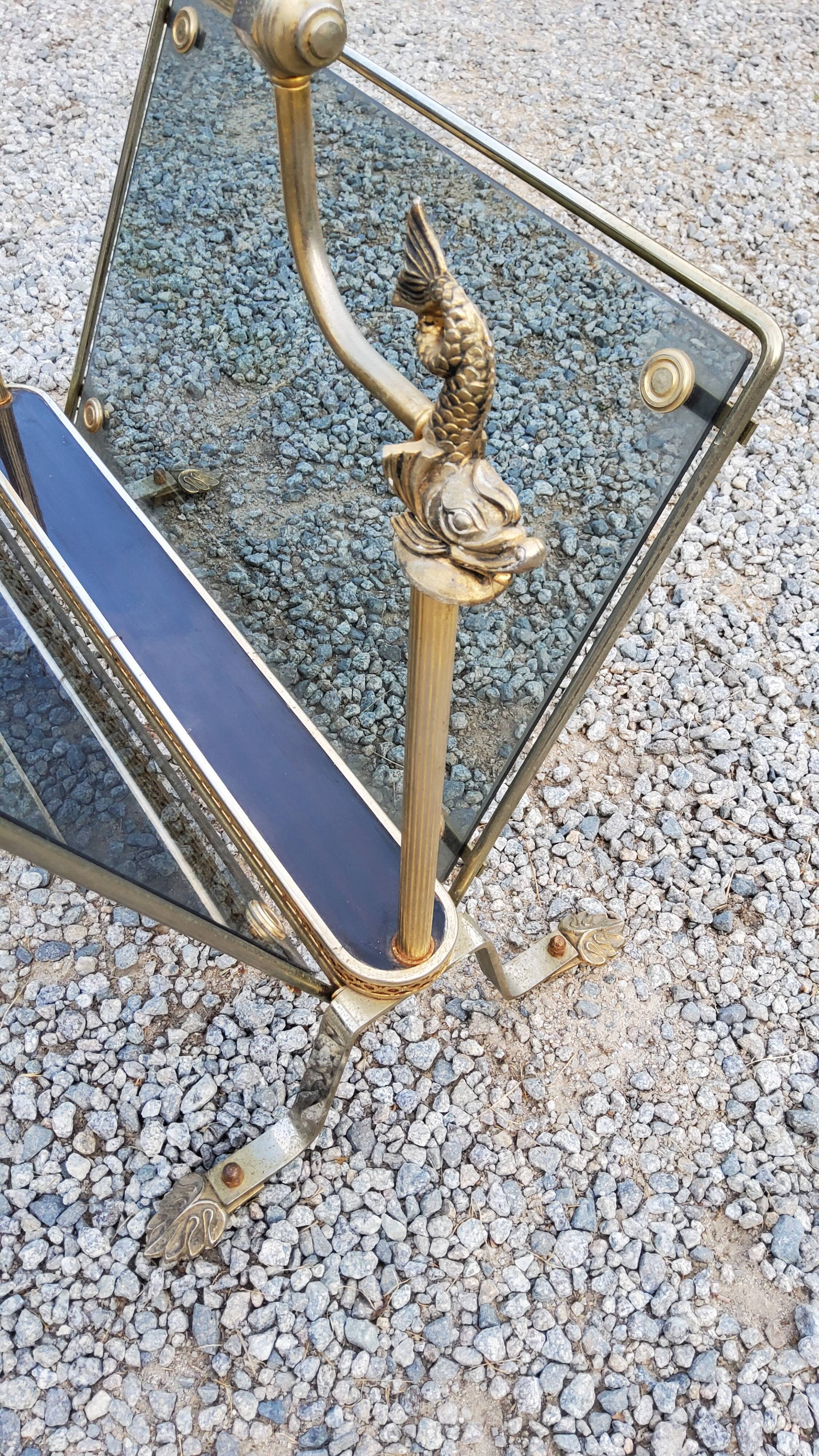Porte revue des années 50 en métal doré aux dauphins et verres fumés