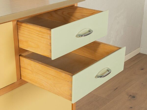 Enchantant meuble de cuisine en deux pièces des années 1950 dans des couleurs pastel typiques.