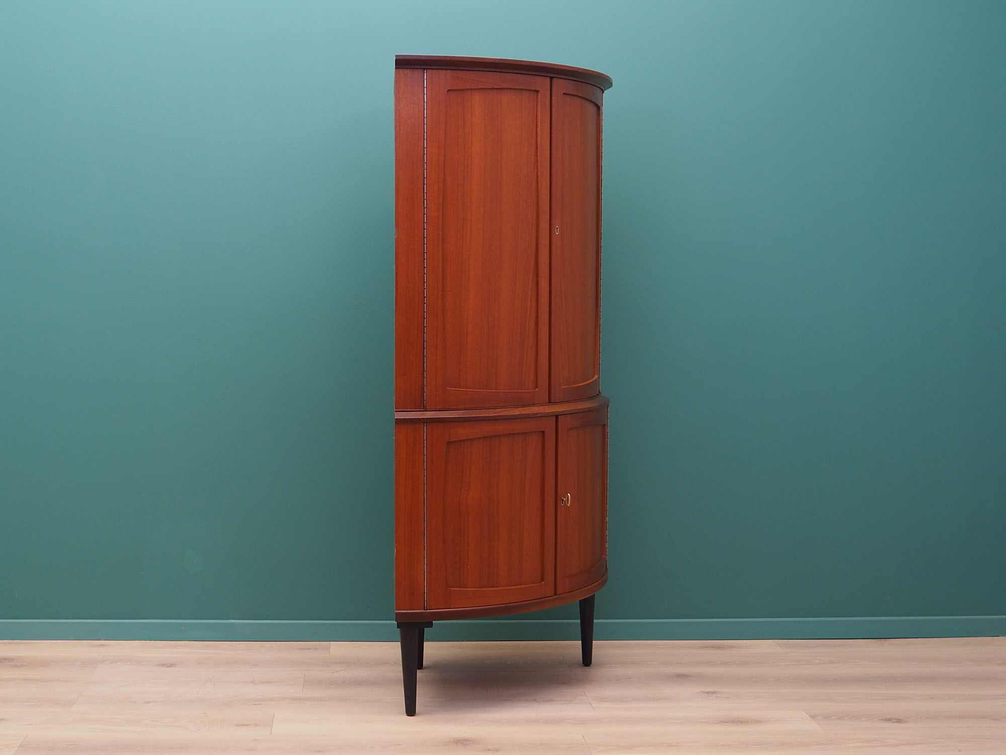 Armoire d’angle en acajou, années 1970, conception danoise, production: danemark