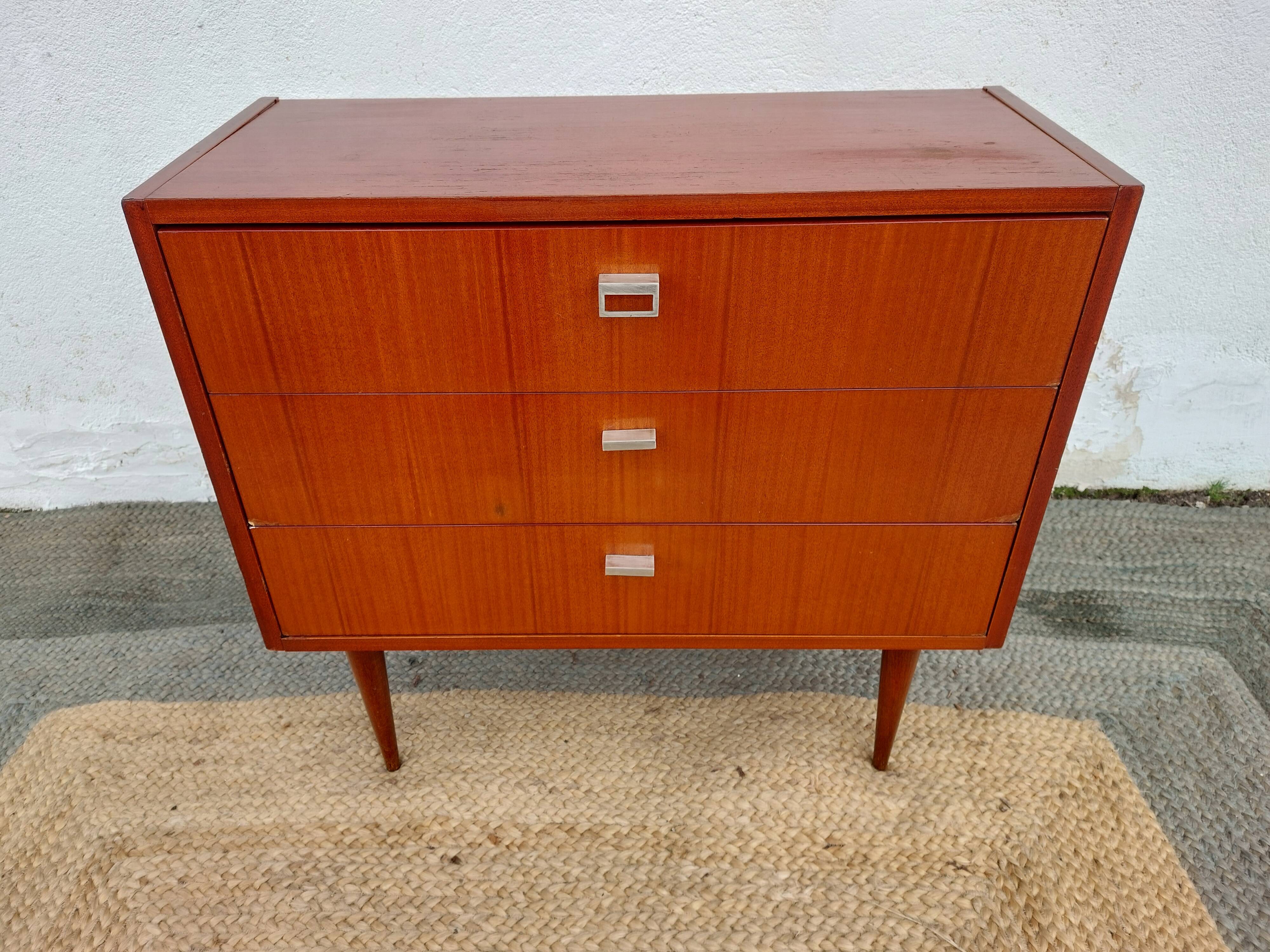 Vintage tapered leg chest of drawers