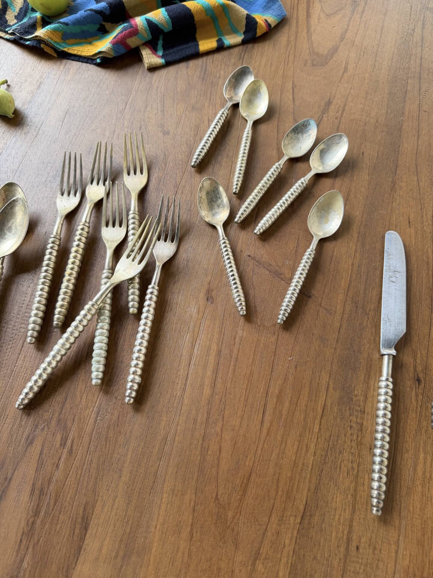 Set of silver-plated graphic cutlery for 6 people.