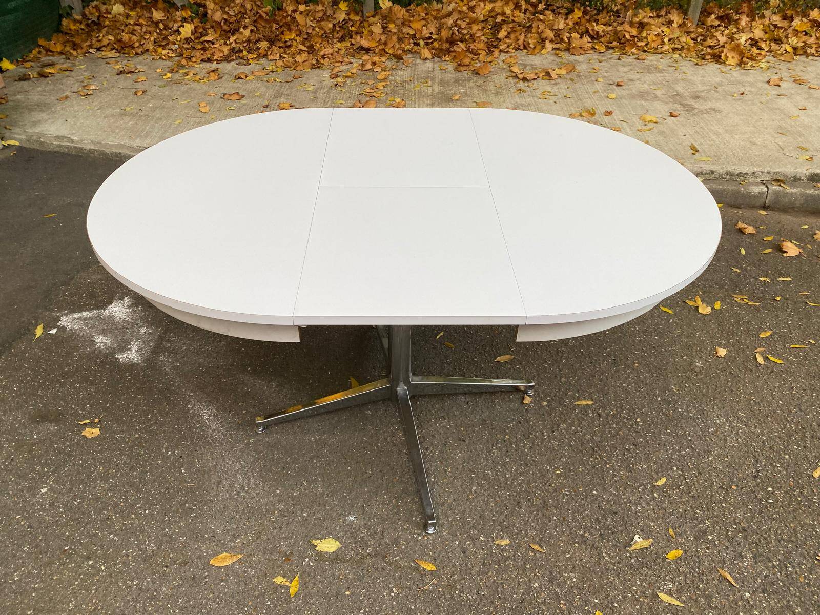Table à manger blanche pied central extensible des années 70
