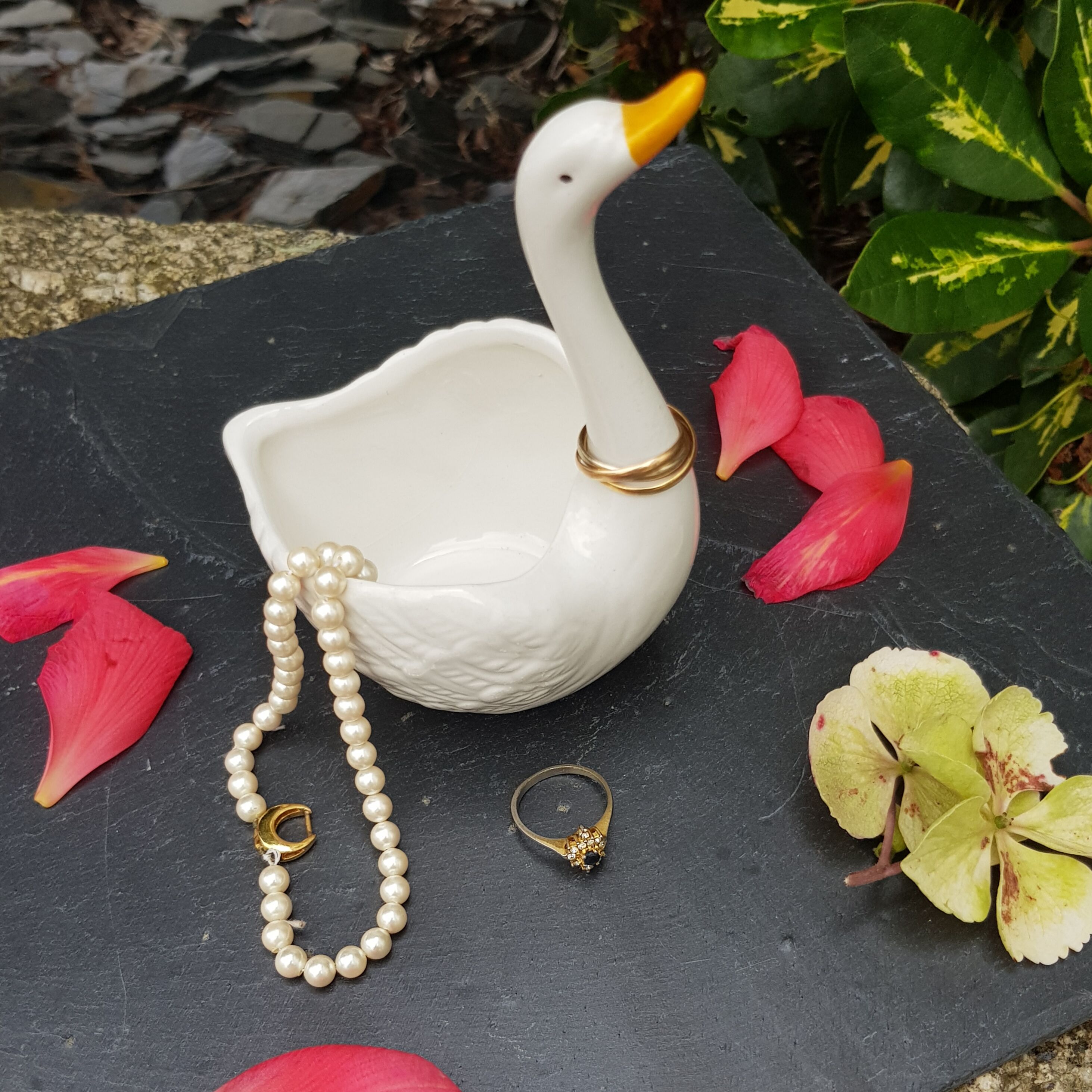 Ceramic ring holder swan