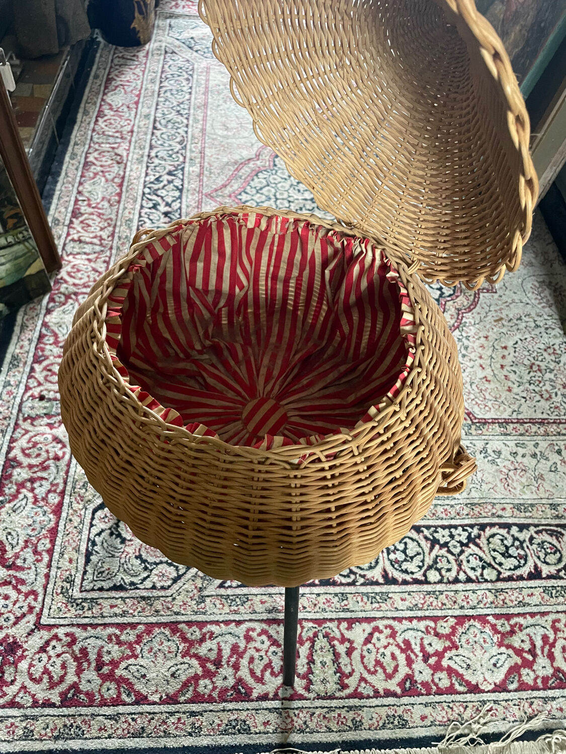 Wicker basket on foot fabric inner covering