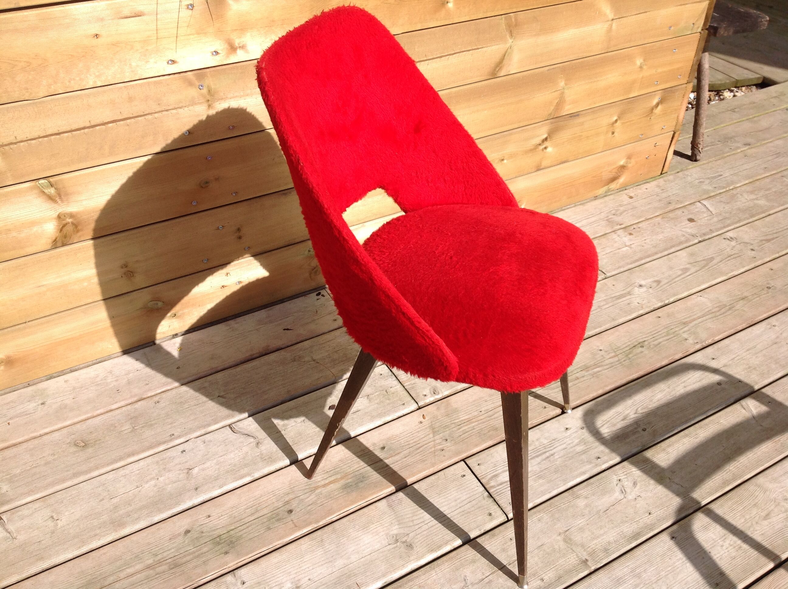 Chaise moumoute rouge pieds compas
